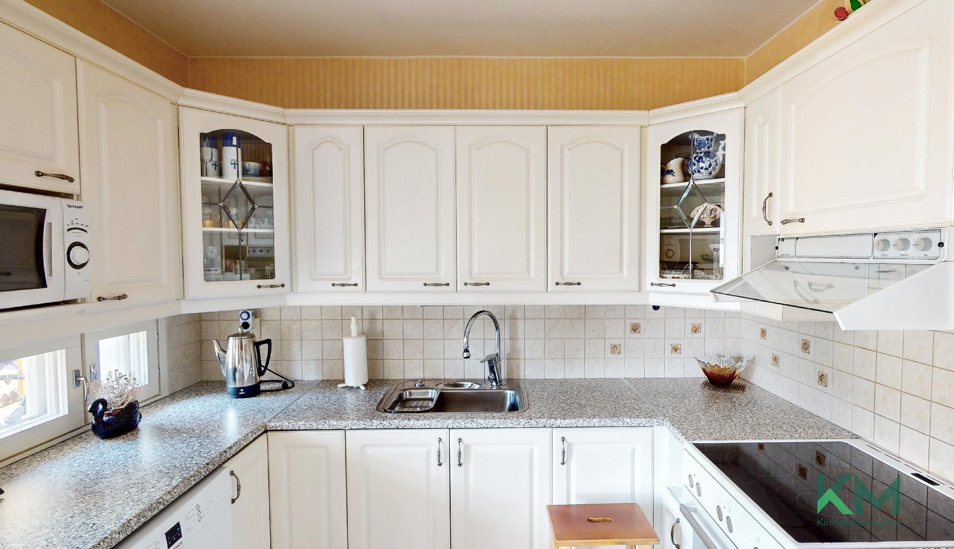 Keittiössä kaappeja ja laskutilaa