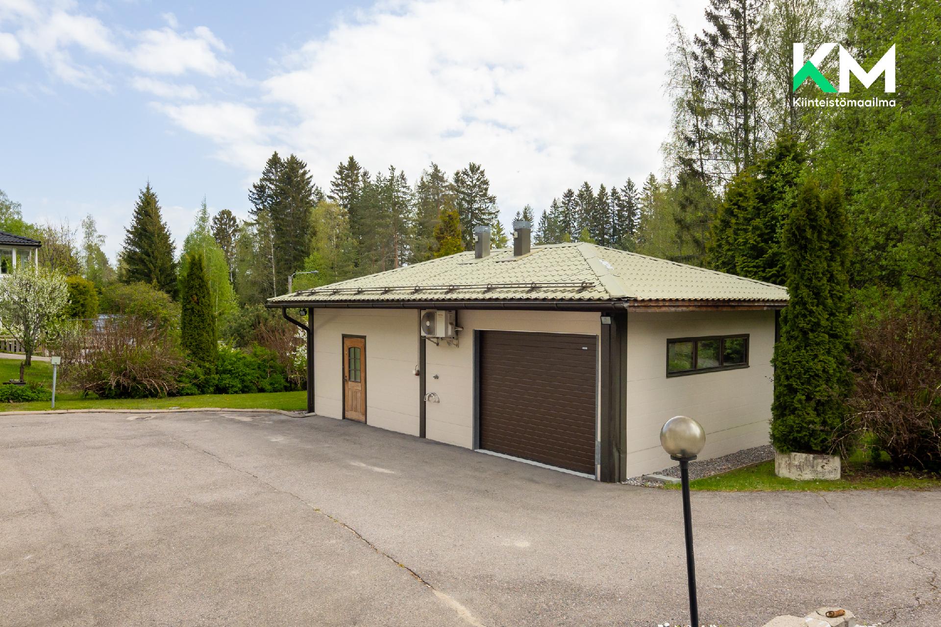 Erillinen autotallirakennus