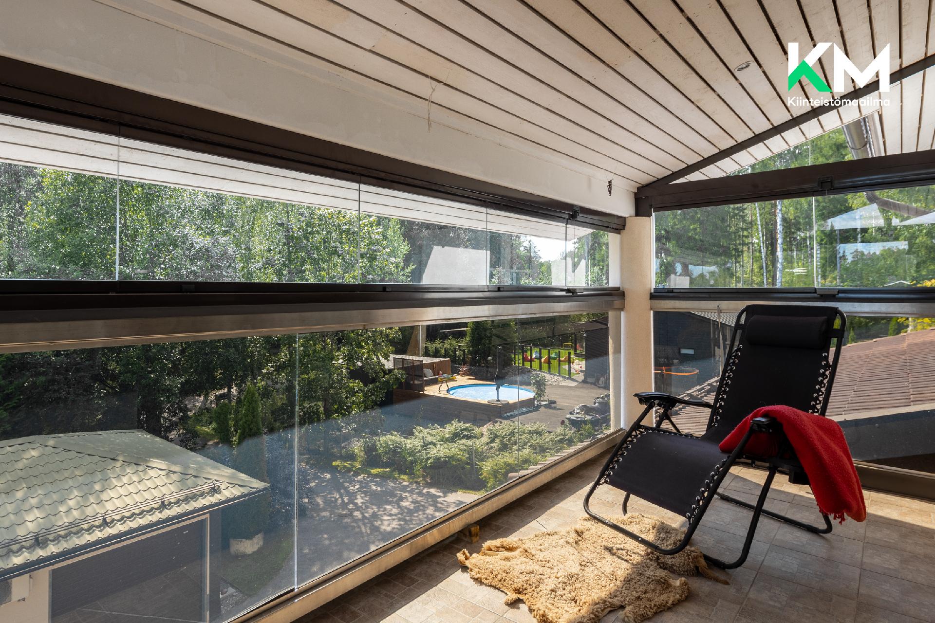 2. kerroksen lasitettu parveke