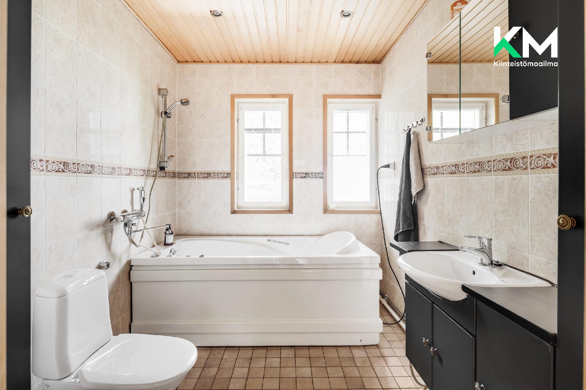 2. kerroksen kylpyhuone poreammeella