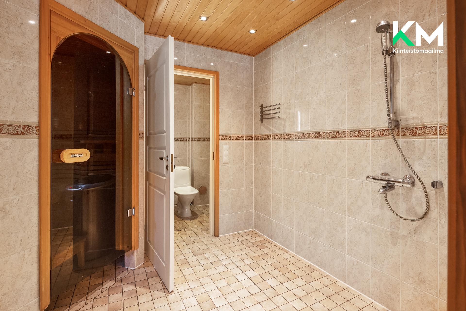 Pohjakerroksen pesuhuone ja sauna