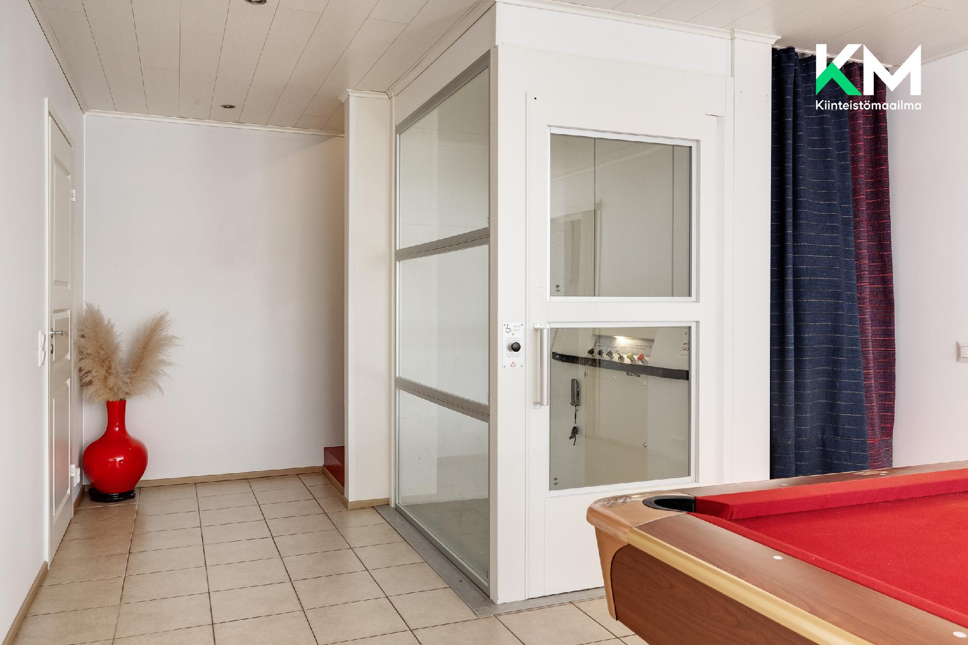 Asuinrakennuksessa on henkilöhissi, jolla pääsee 1-3 kerroksiin