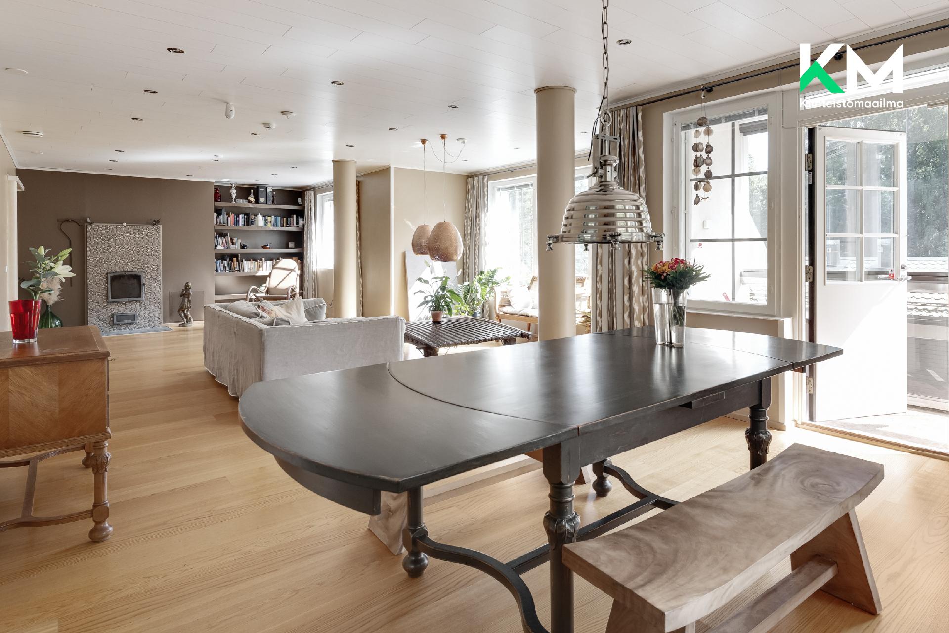 Ruokailutila ja olohuone