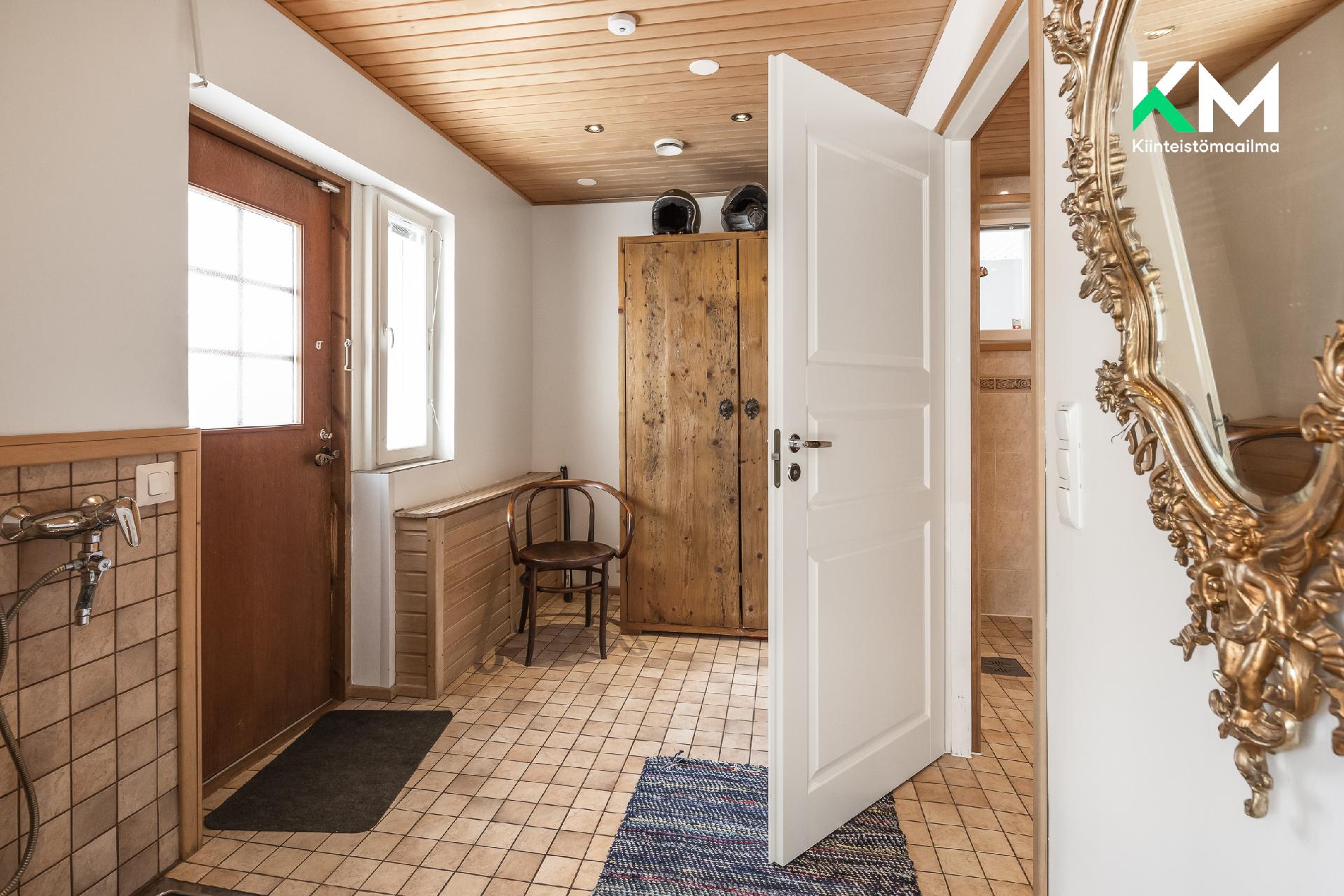 Pohjakerroksen eteisaula, jossa vesi/suihkupiste esim. lemmikin pesuun