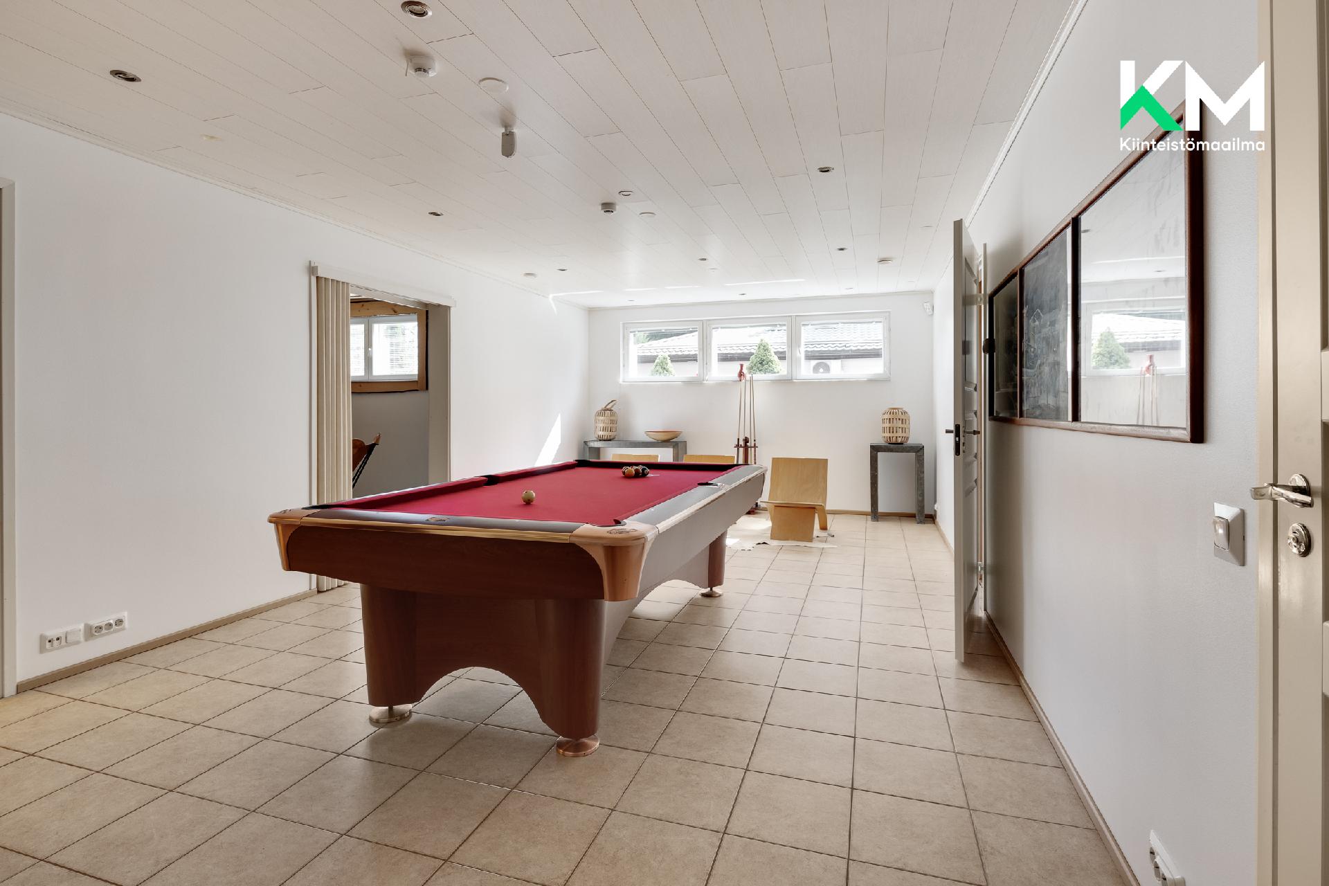 Pohjakerroksen biljardihuone/harrastetila