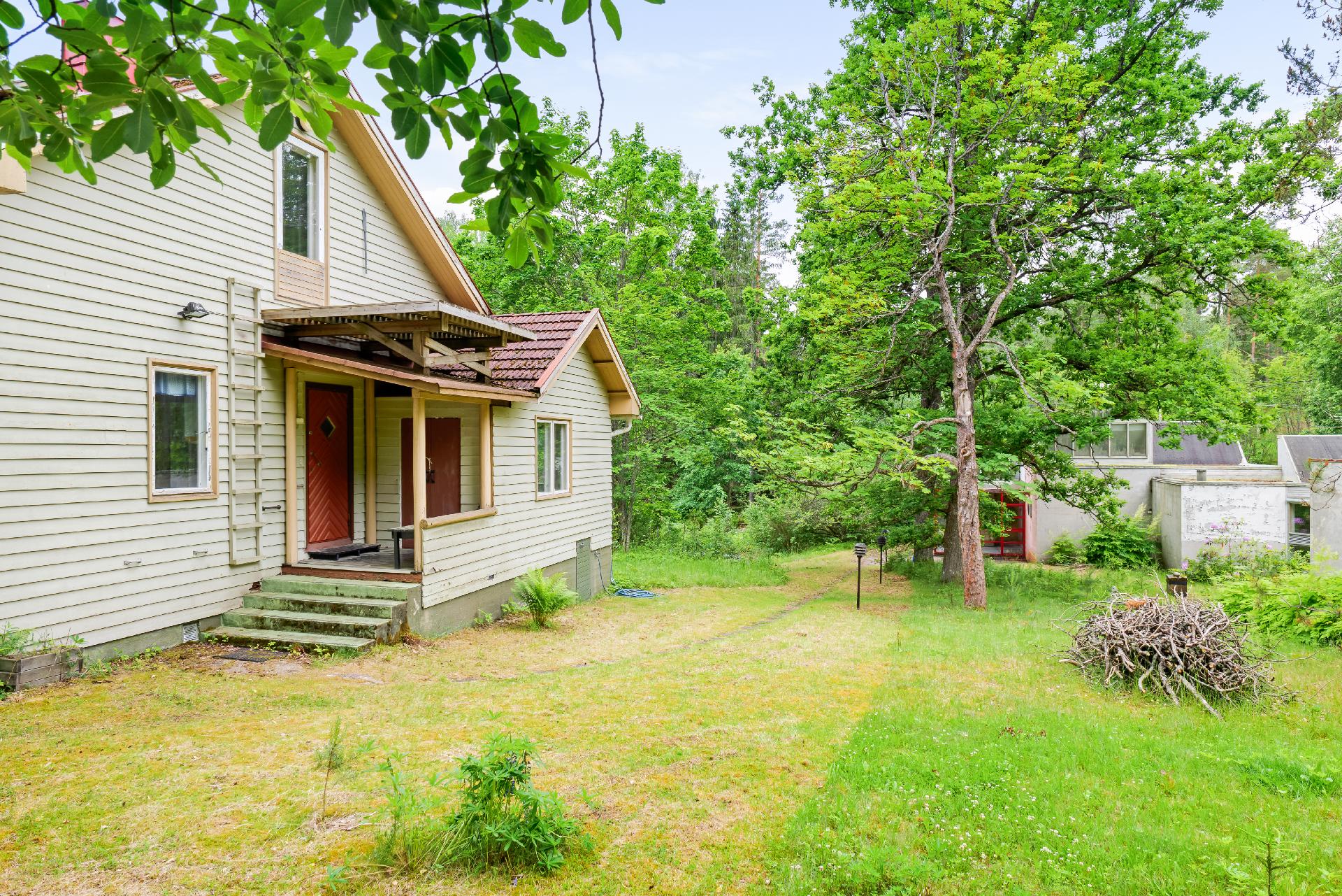 Päärakennus ja taustalla ateljee