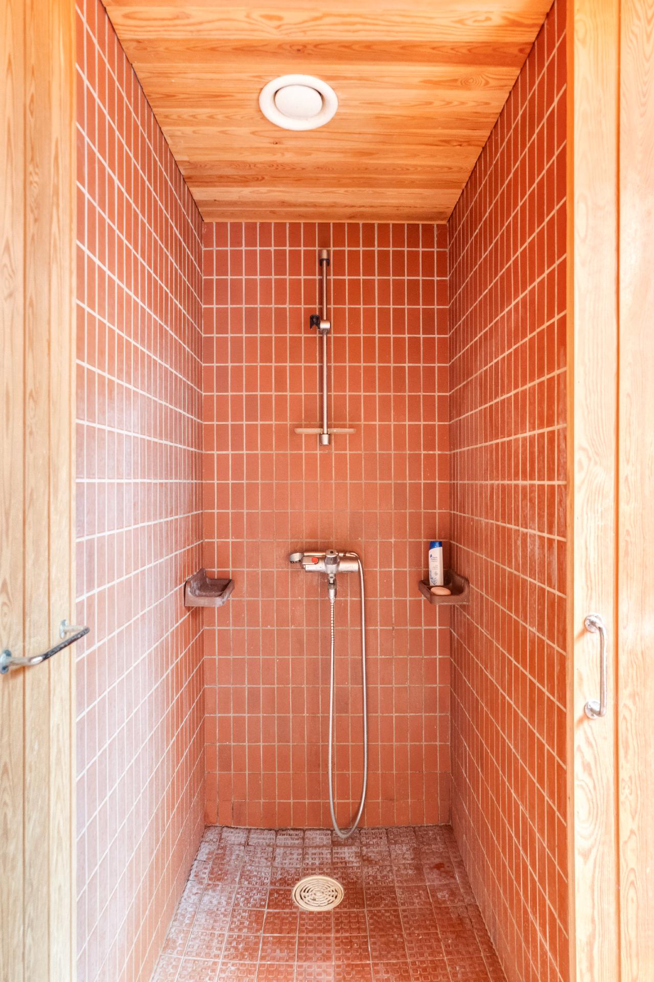 Suihku ateljeen kylpyhuoneessa