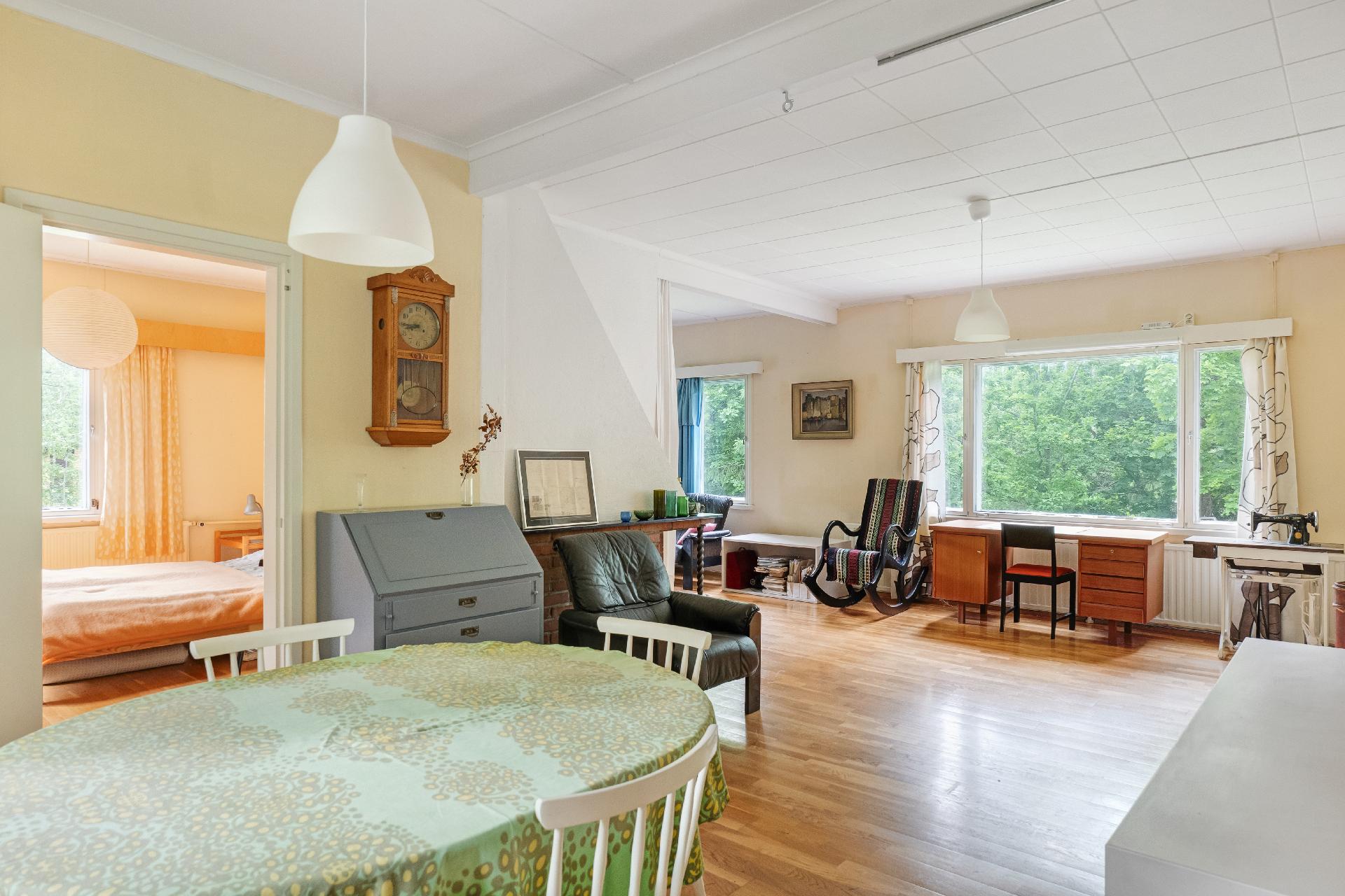 Päärakennuksen alakerrassa makuuhuone, ruokailutila ja olohuone