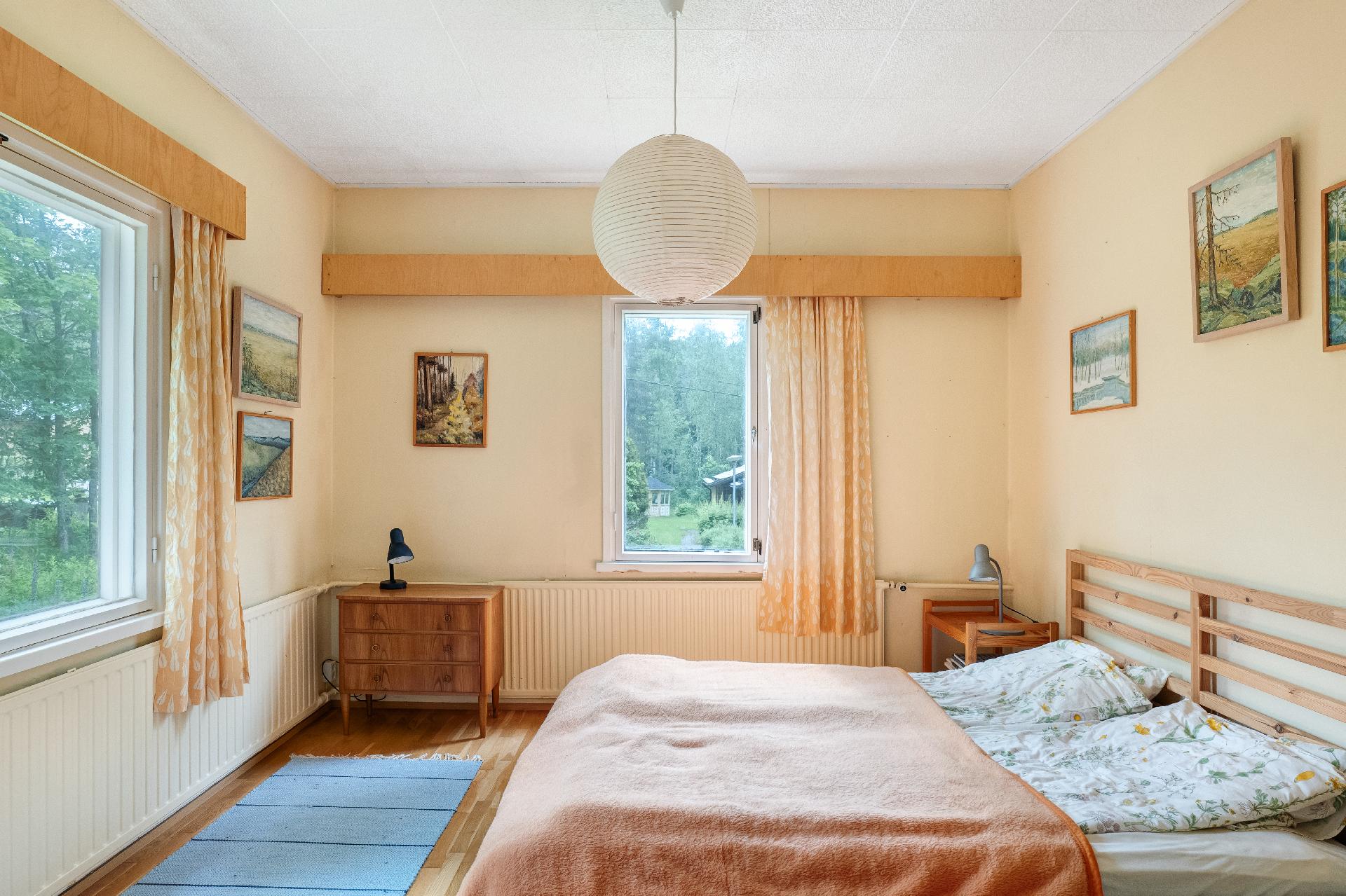 Alakerran makuuhuone