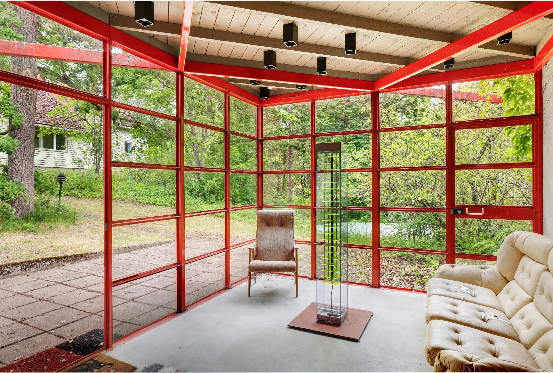 Ateljeen lasiterassi, päärakennus näkyy taustalla