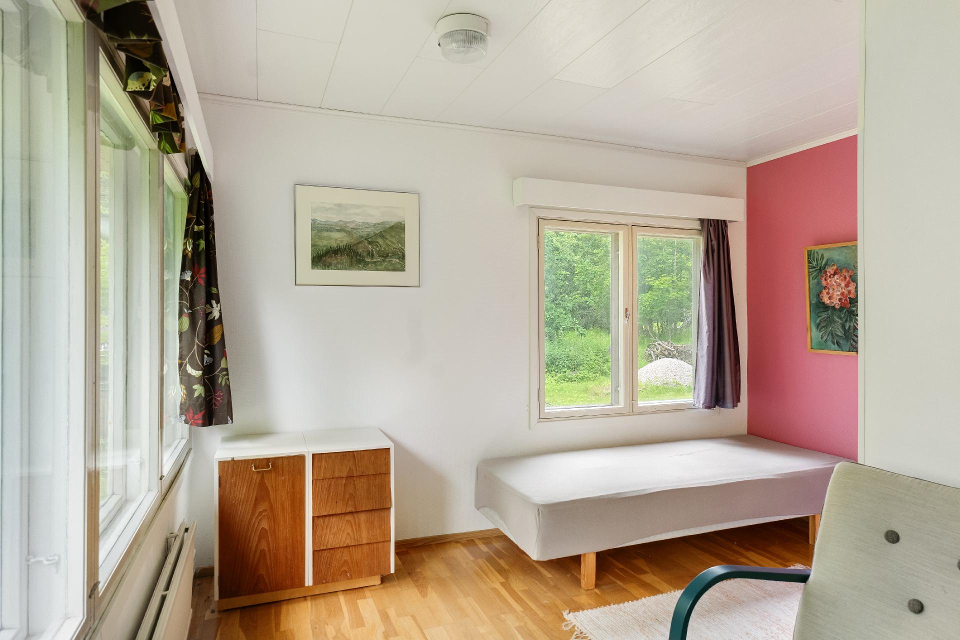 Alakerran toinen makuuhuone