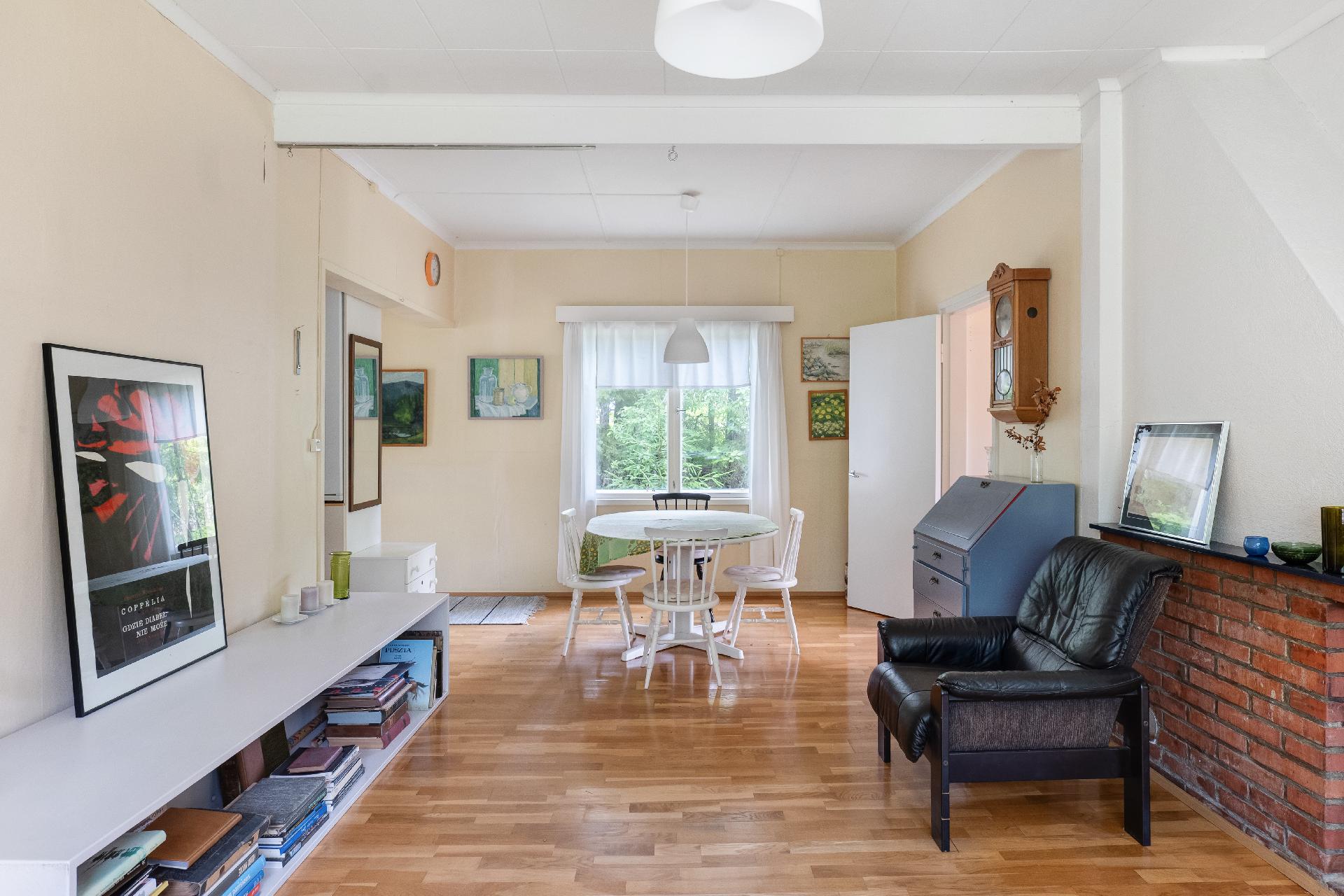 Näkymä olohuoneesta ruokailutilaan