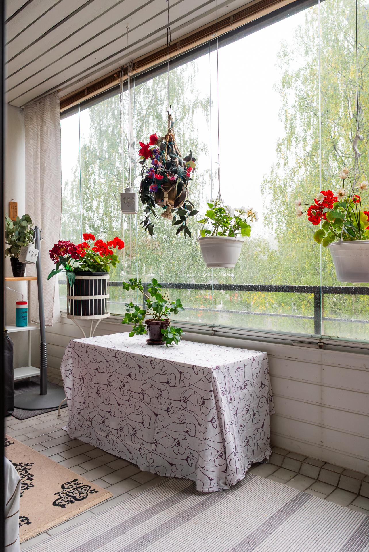 iso ja tilava lasitettu parveke