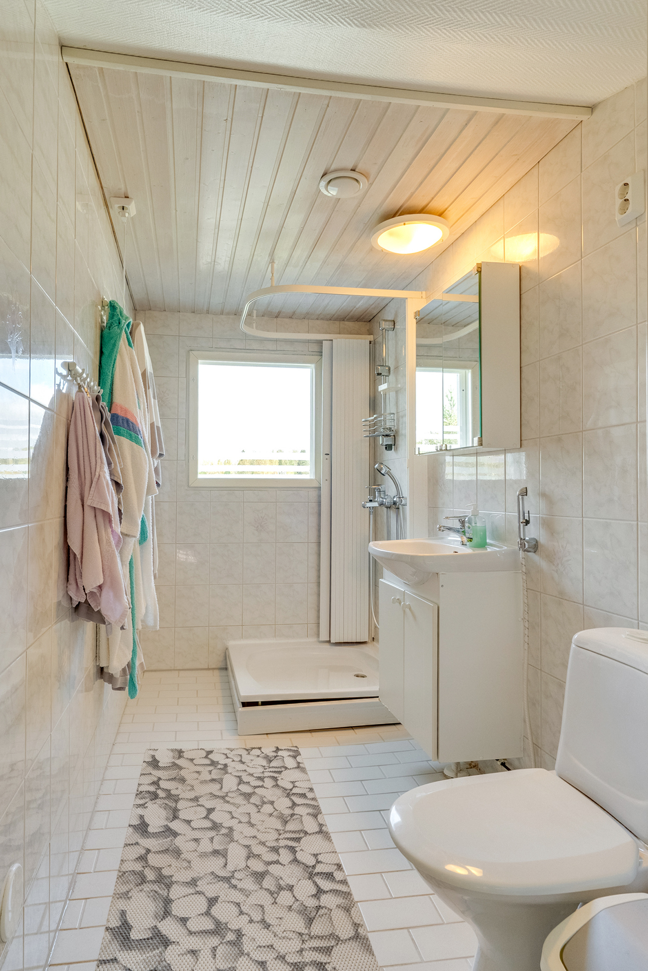 Yläkerran kylpyhuone/wc