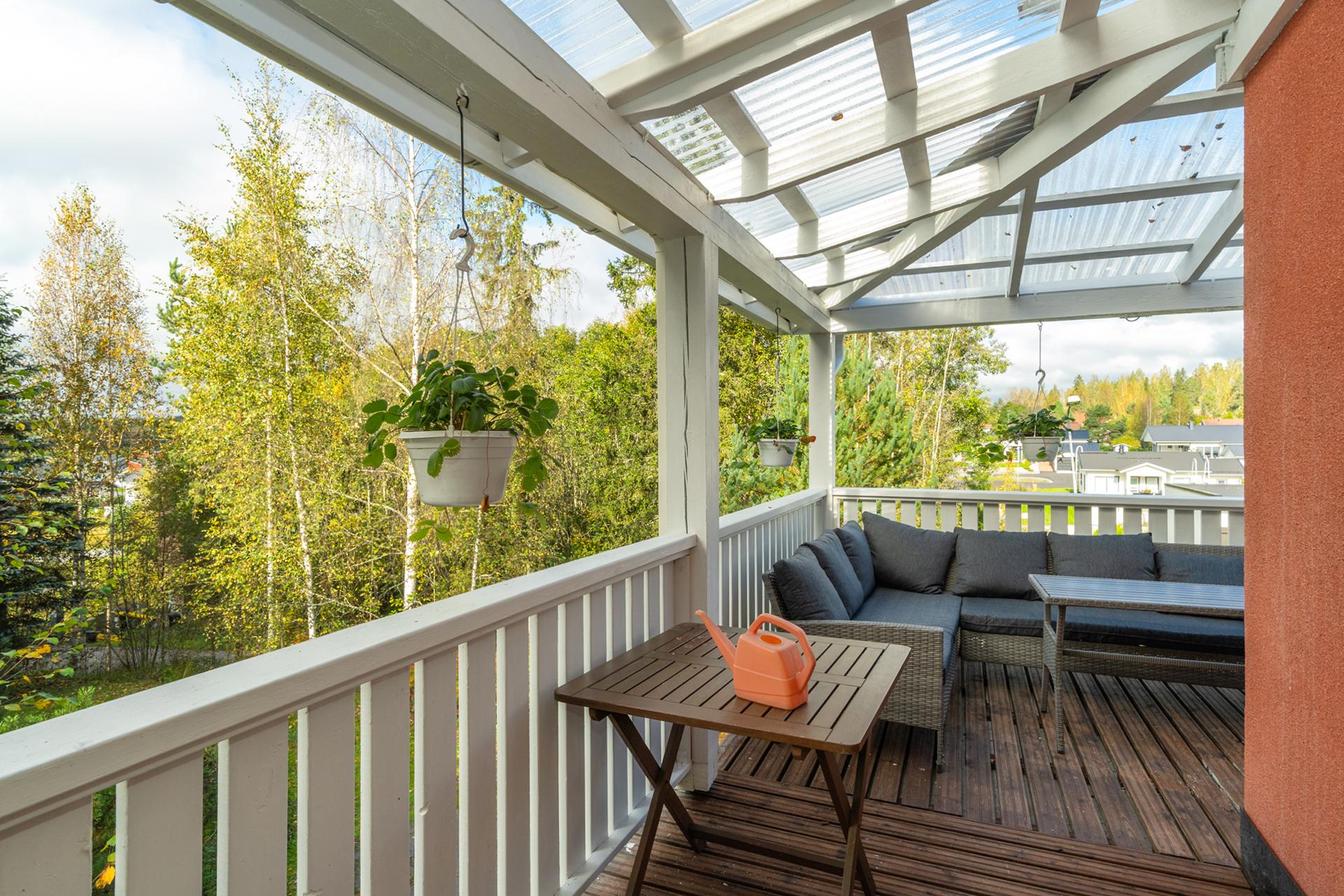 Olohuoneesta on käynti viihtyisälle parvekkeelle