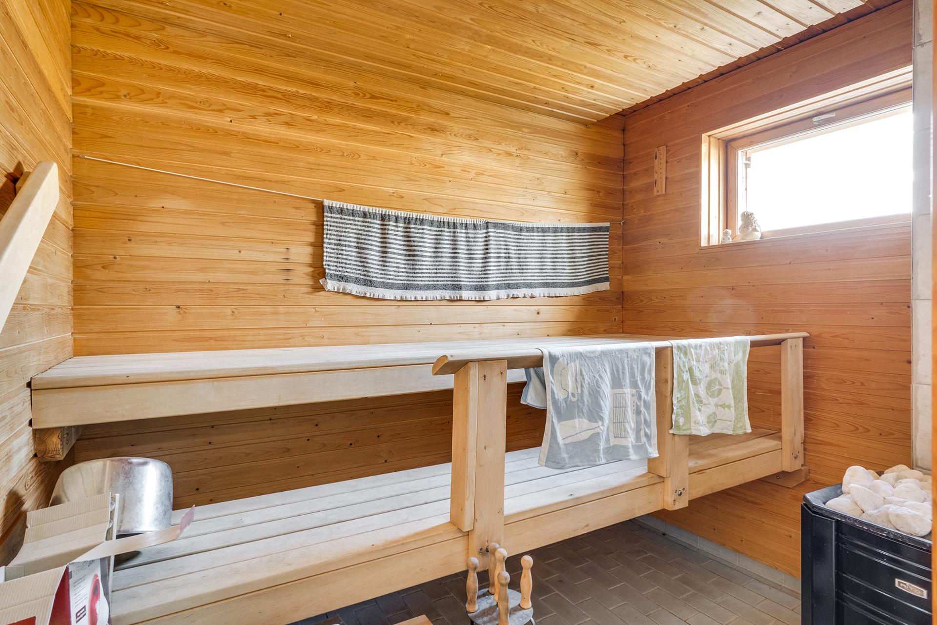 Tilavassa saunassa pääset nauttimaan puukiukaan löylyistä