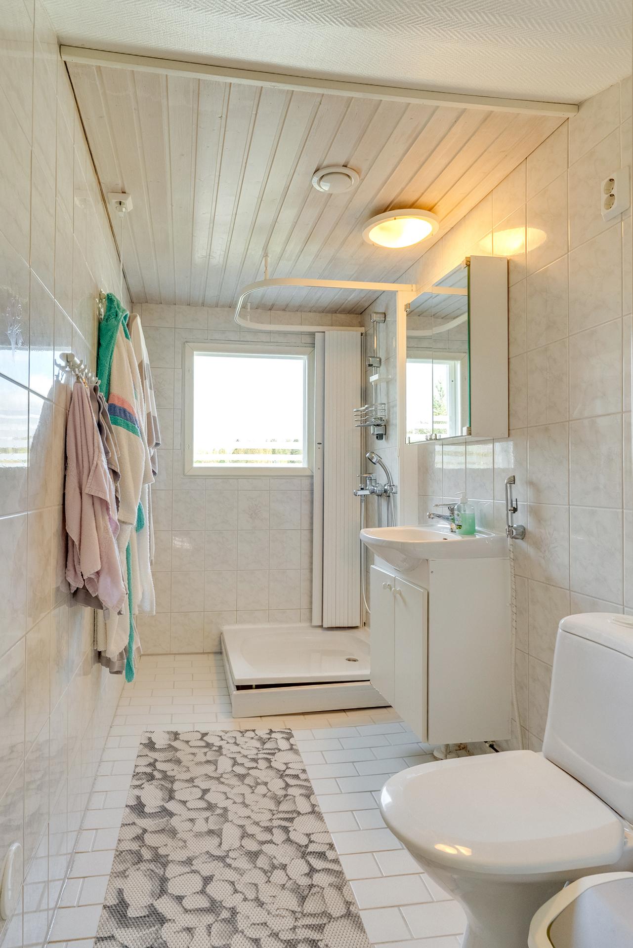 Yläkerran kylpyhuone/wc