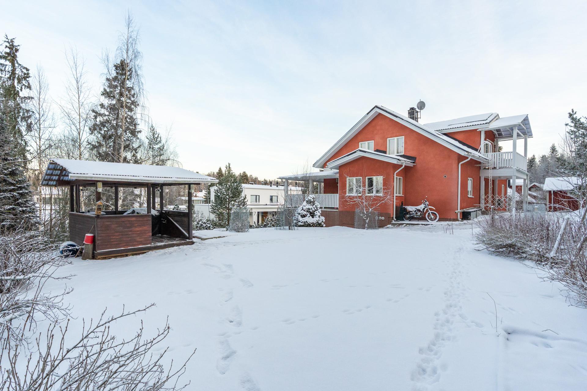 Viehettävä pihapiiri rinteessä omassa rauhassa