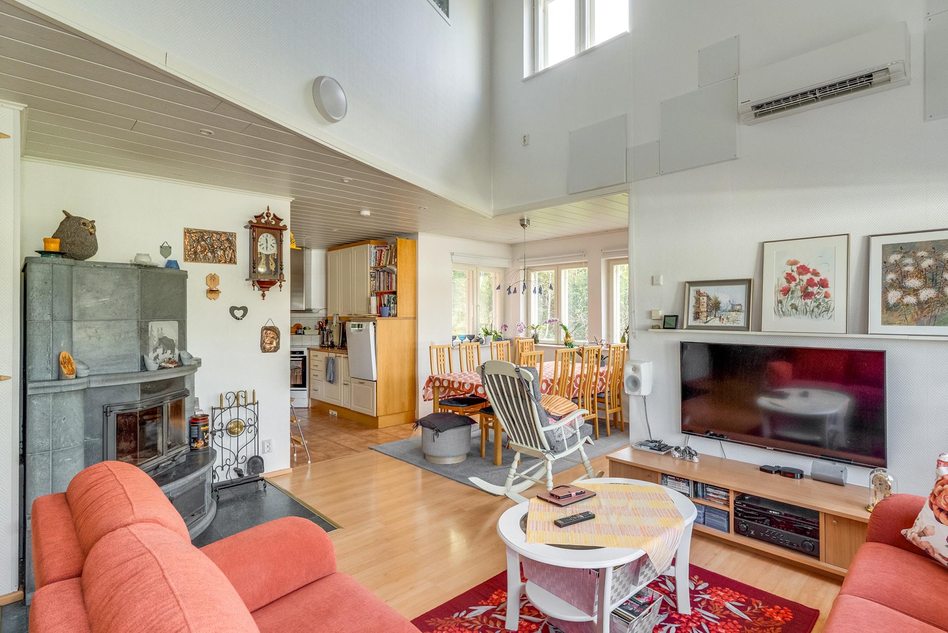 Ilmalämpöpumppu ja varaava takka