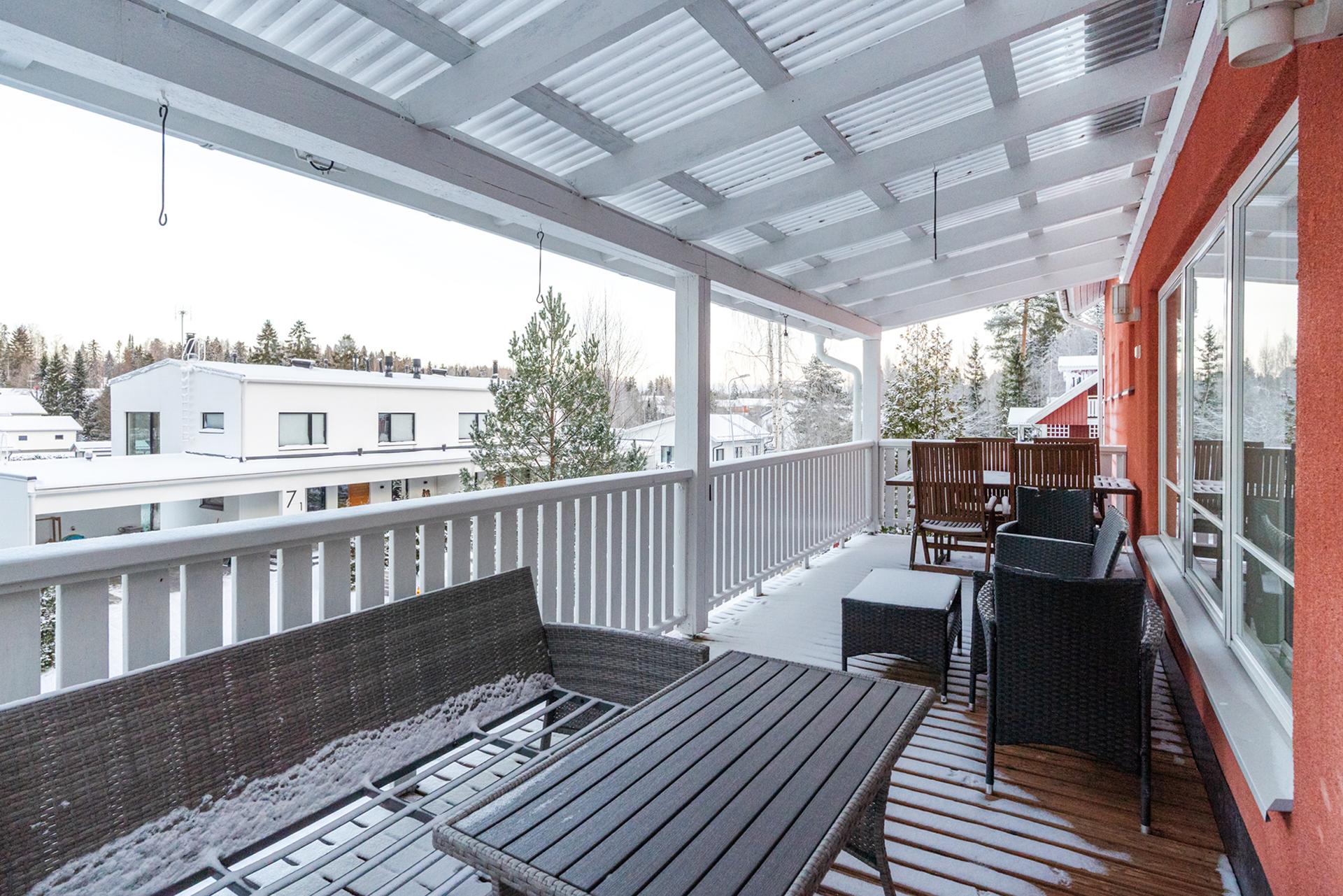 Olohuoneesta on käynti viihtyisälle parvekkeelle