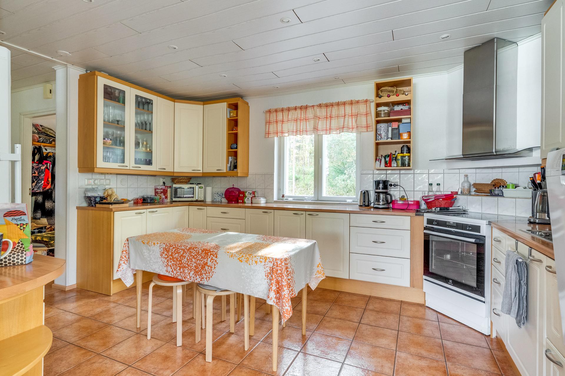 Keittiössä on runsaasti kaappitilaa ja hyvin tilaa ruokapöydälle