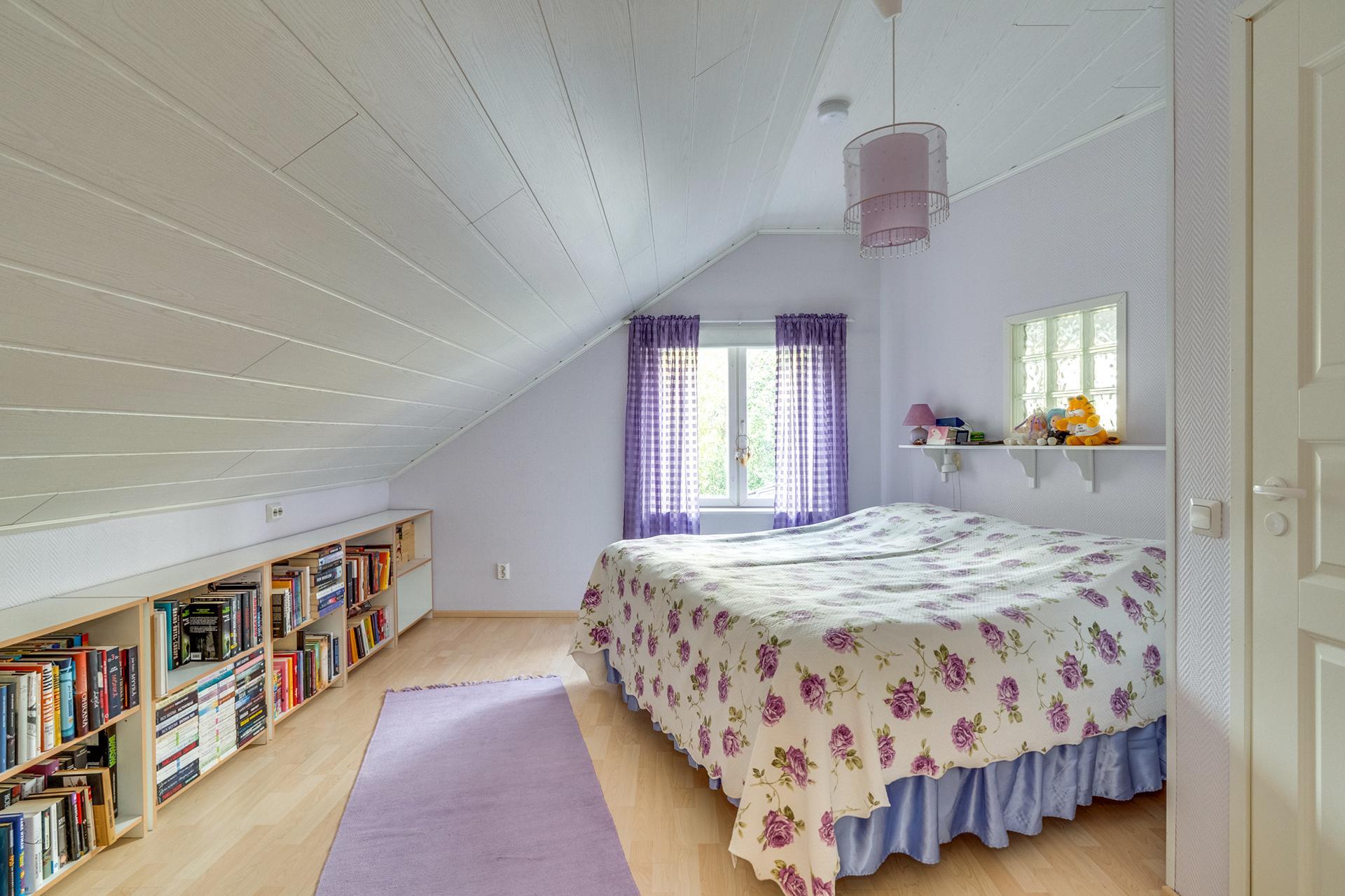 Yläkerran makuuhuone 1