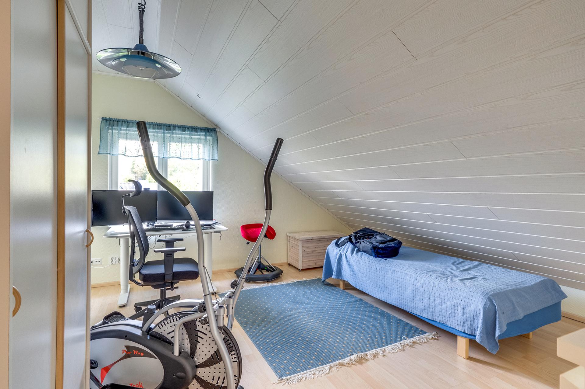 Yläkerran makuuhuone 2