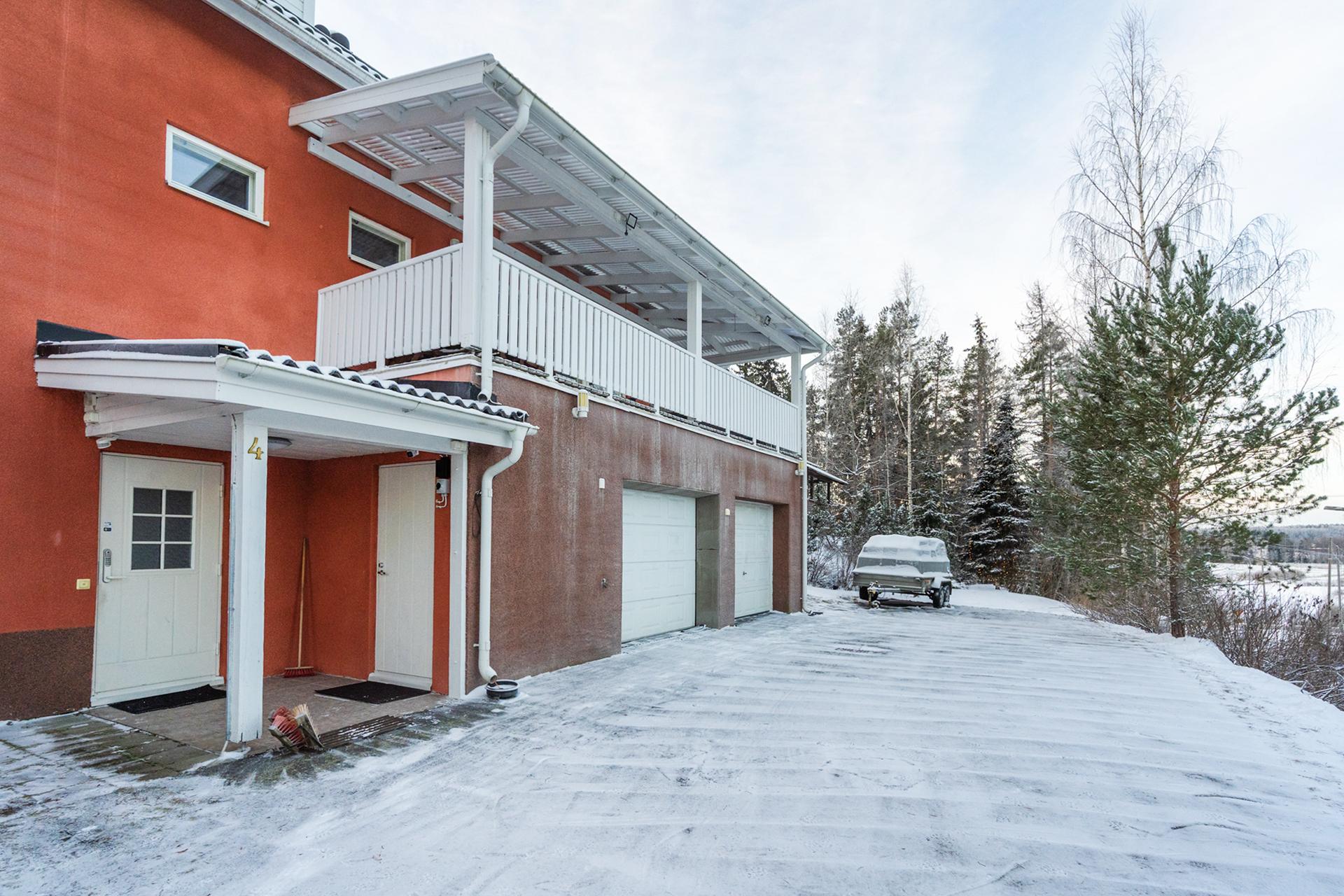 Kahden auton lämmin autotalli