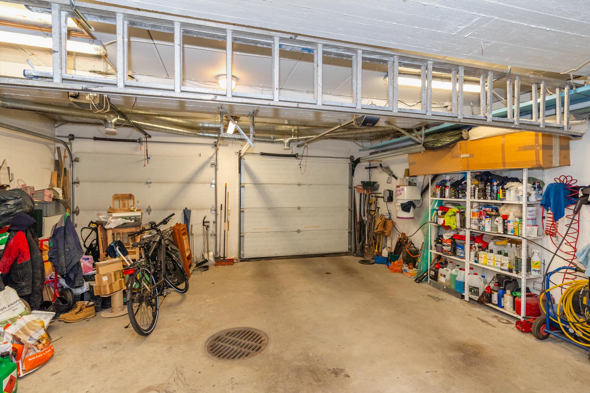 Kahden auton lämmin autotalli