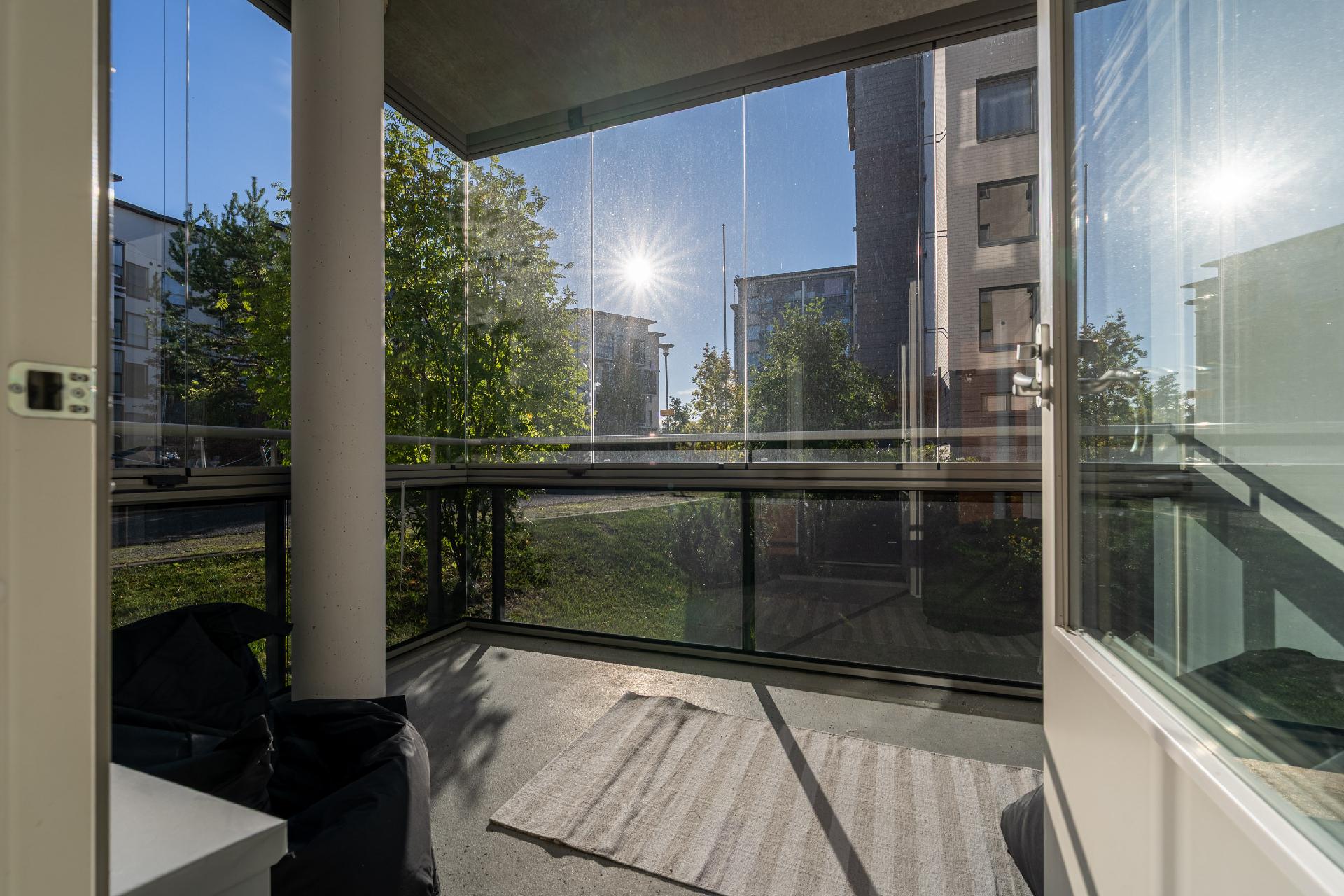 Lasitettu parveke sisäpihan puolelle