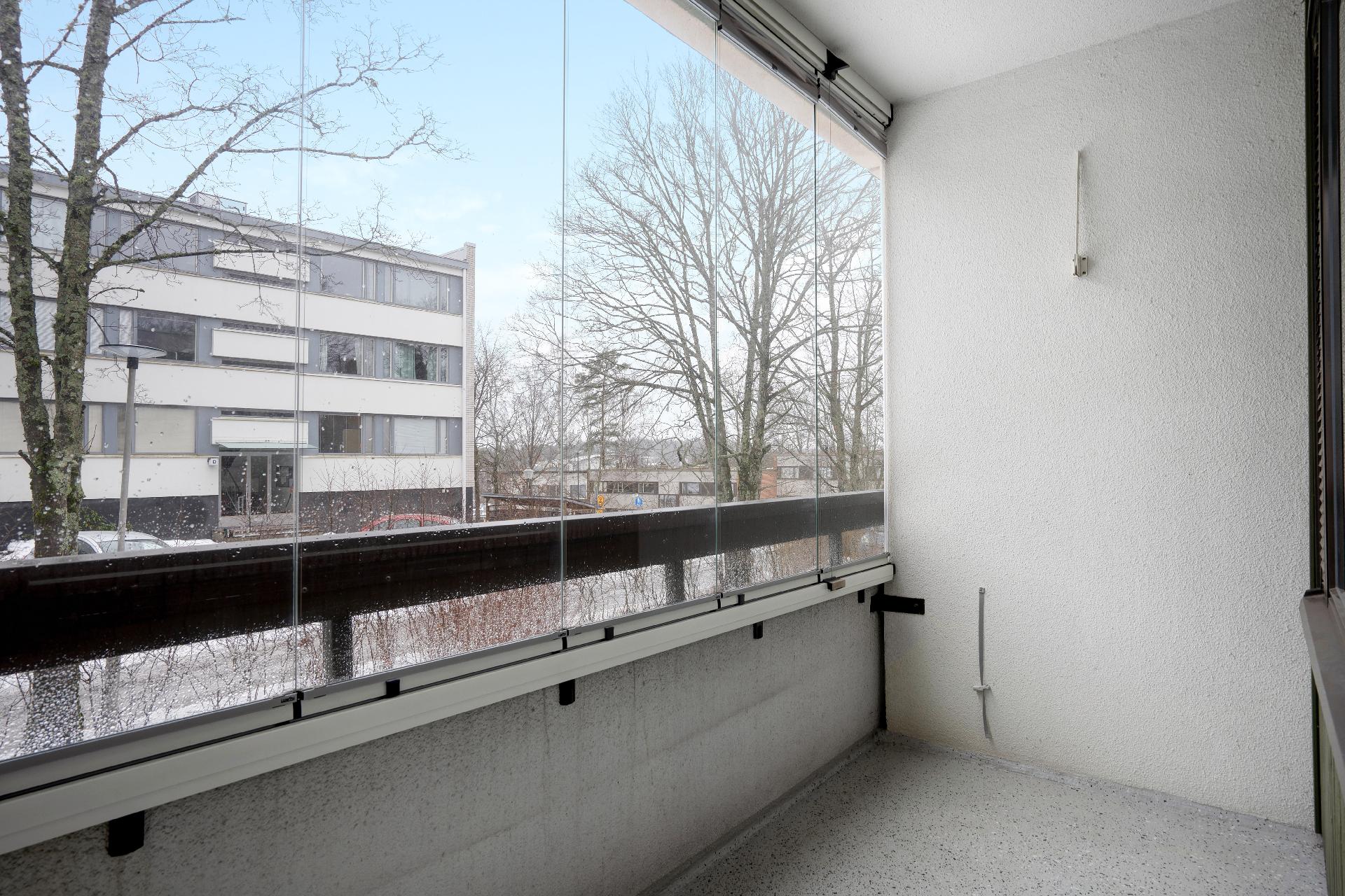 Lasitettu parveke etelään