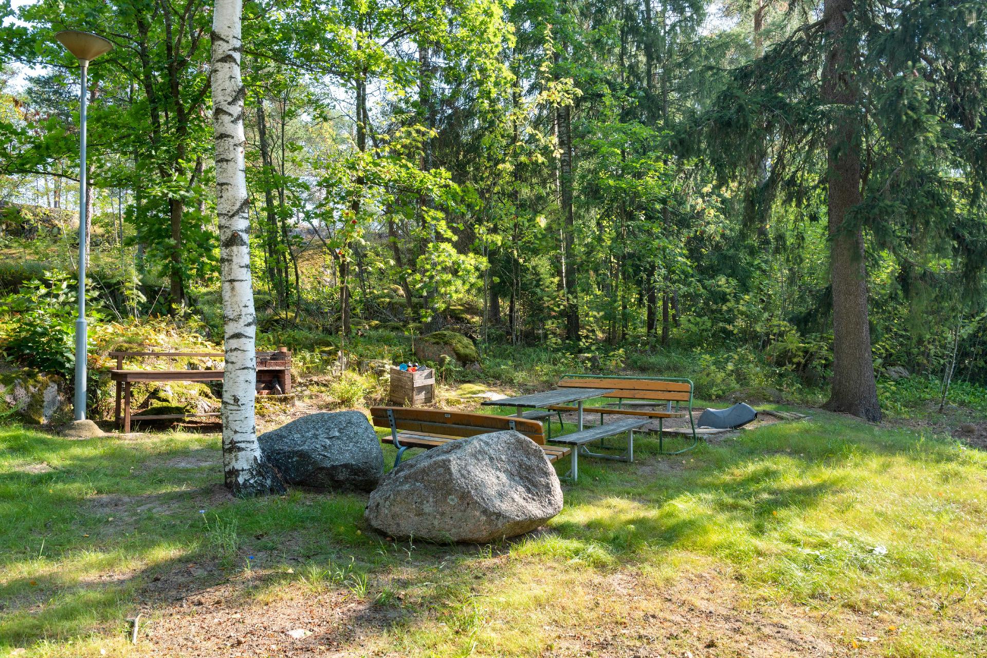 Taloyhtiön piha rajoittuu puistoon