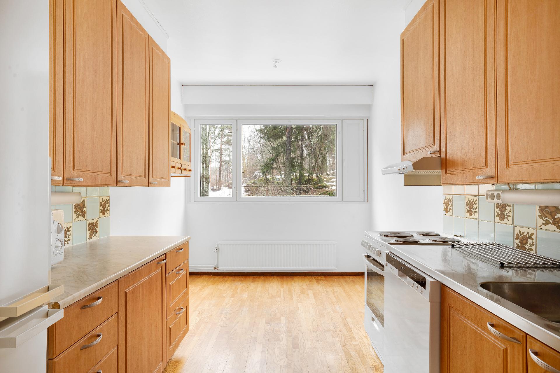 Keittiöön mahtuu hyvin ruokapöytä