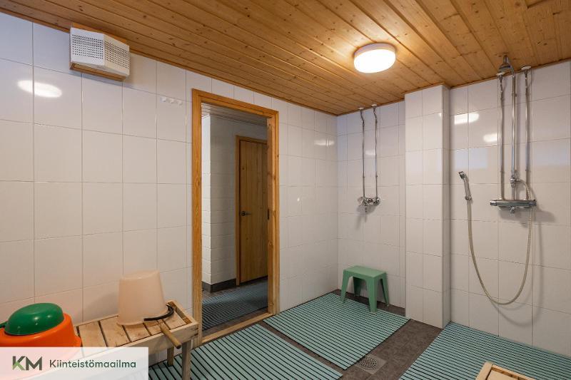 Taloyhtiön saunan suihkuhuone