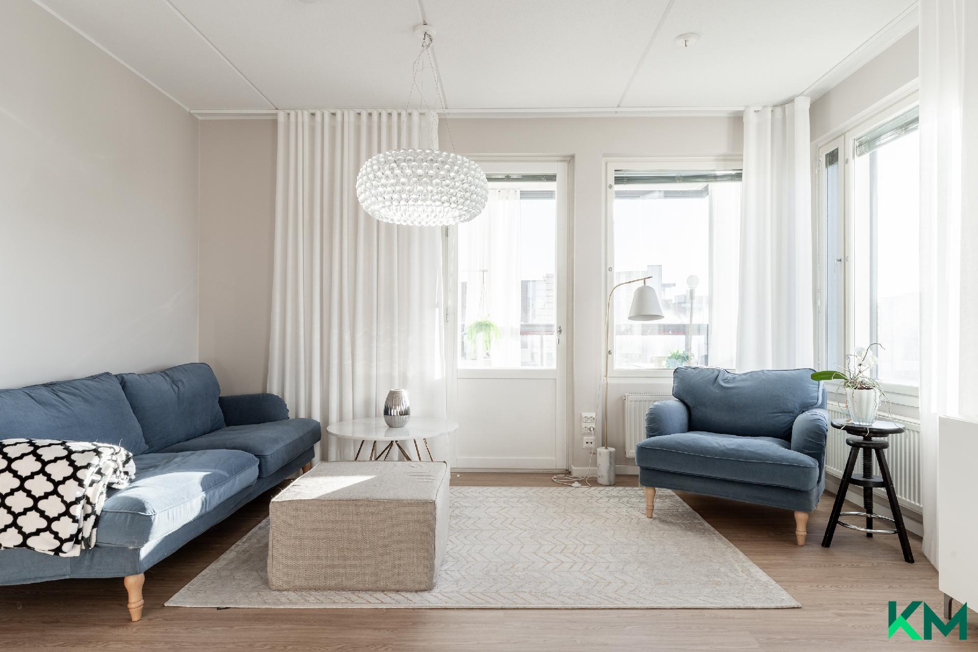 Valoa tulviva olohuone