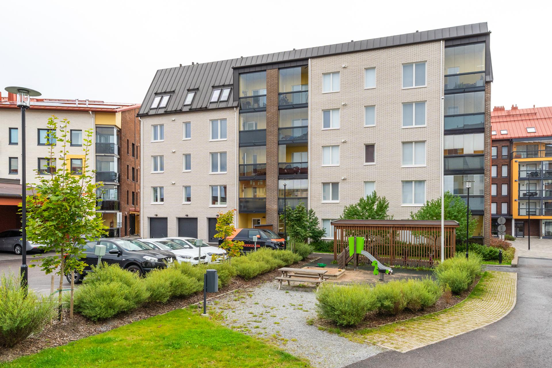 Taloyhtiön viihtyisä sisäpiha ja leikkipaikka