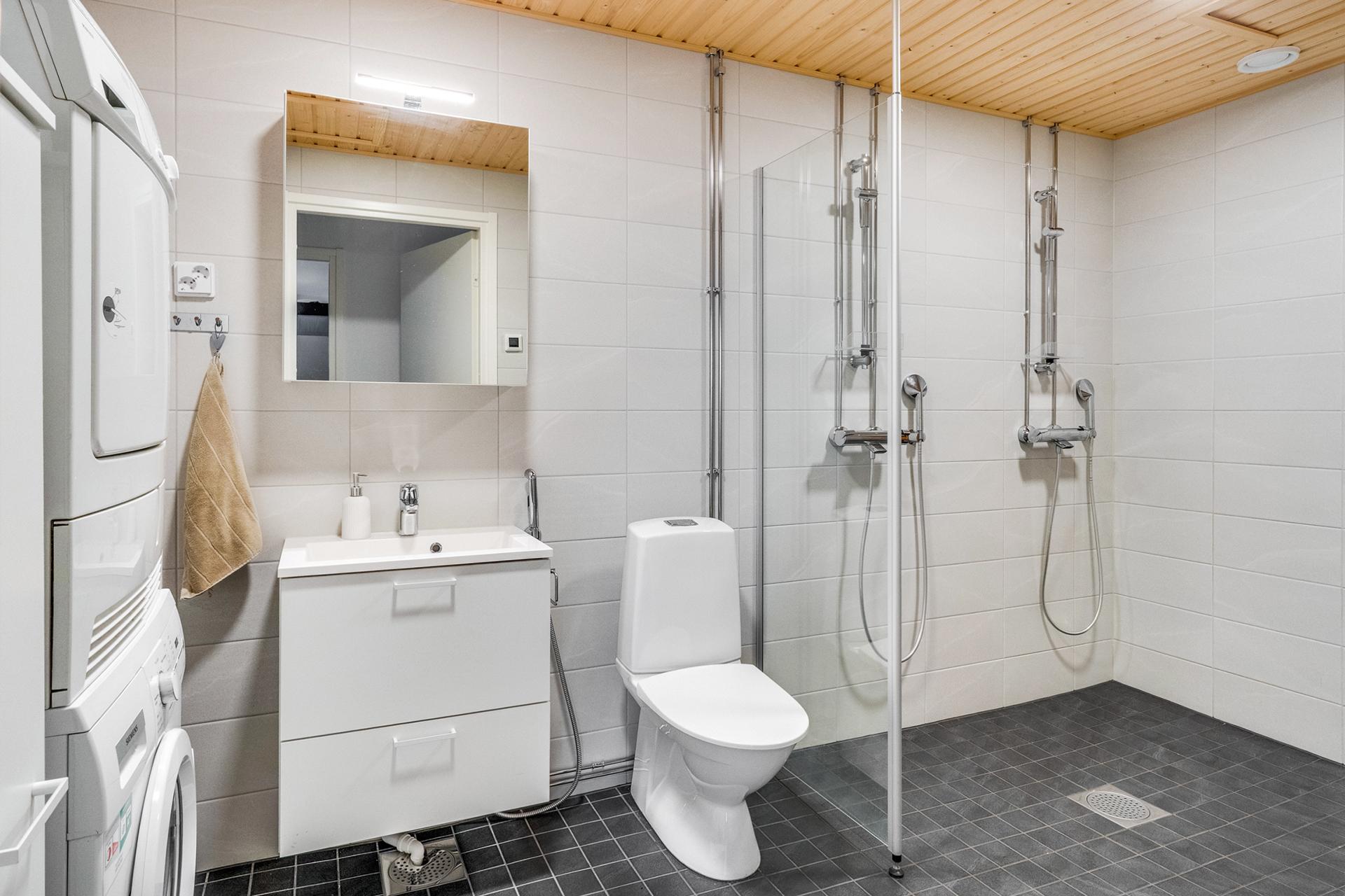 Tilavaan kylpyhuoneeseen mahtuu hyvin pesutorni