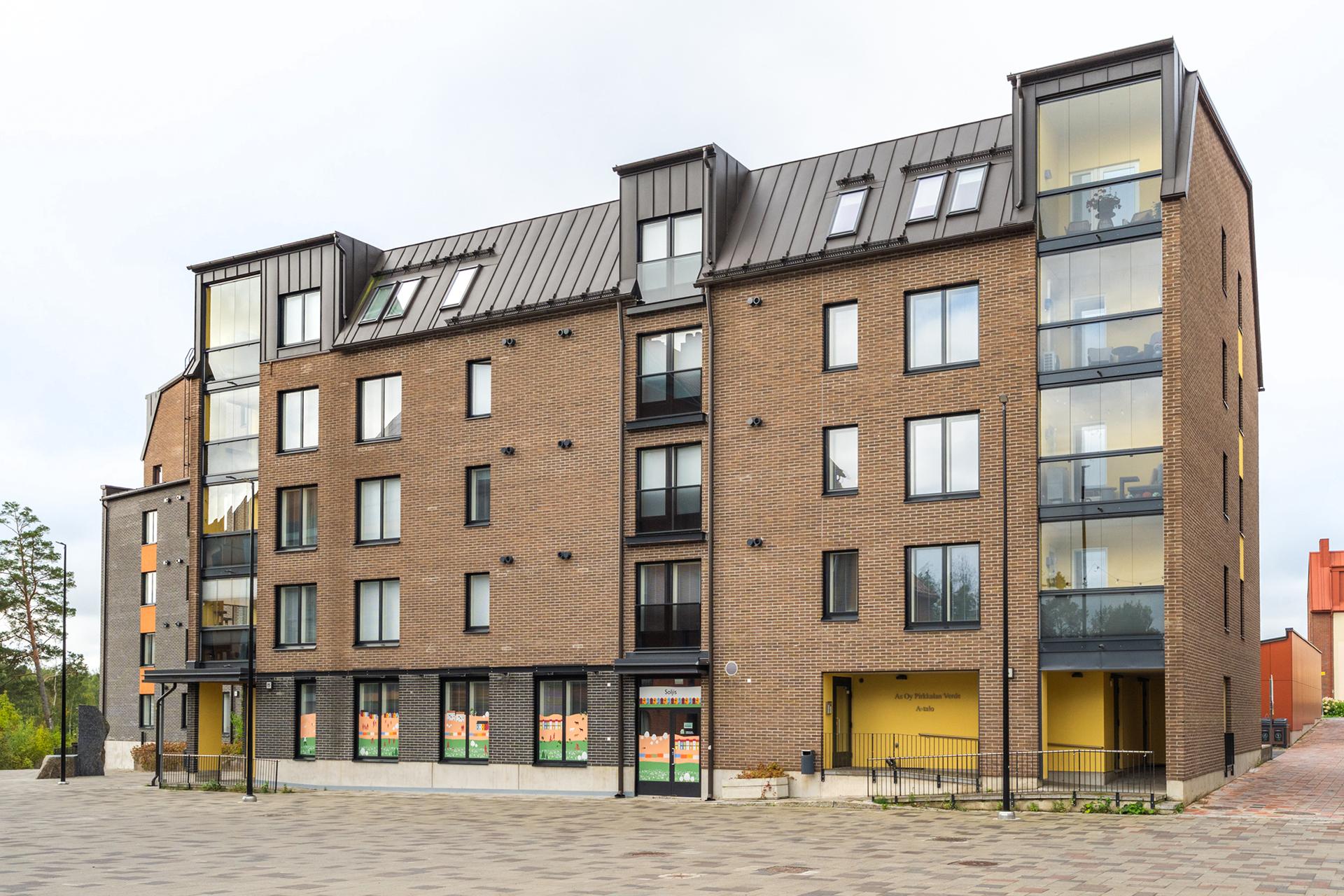 Taloyhtiön julkisivu Kauppiaankadun puolelta. Esteetön sisäänkäynti talon oikeasta kulmasta