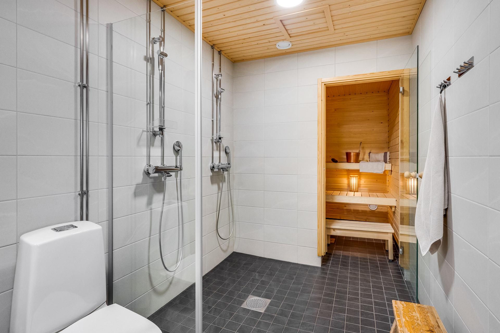 Kaksi suihkua ja oma sauna