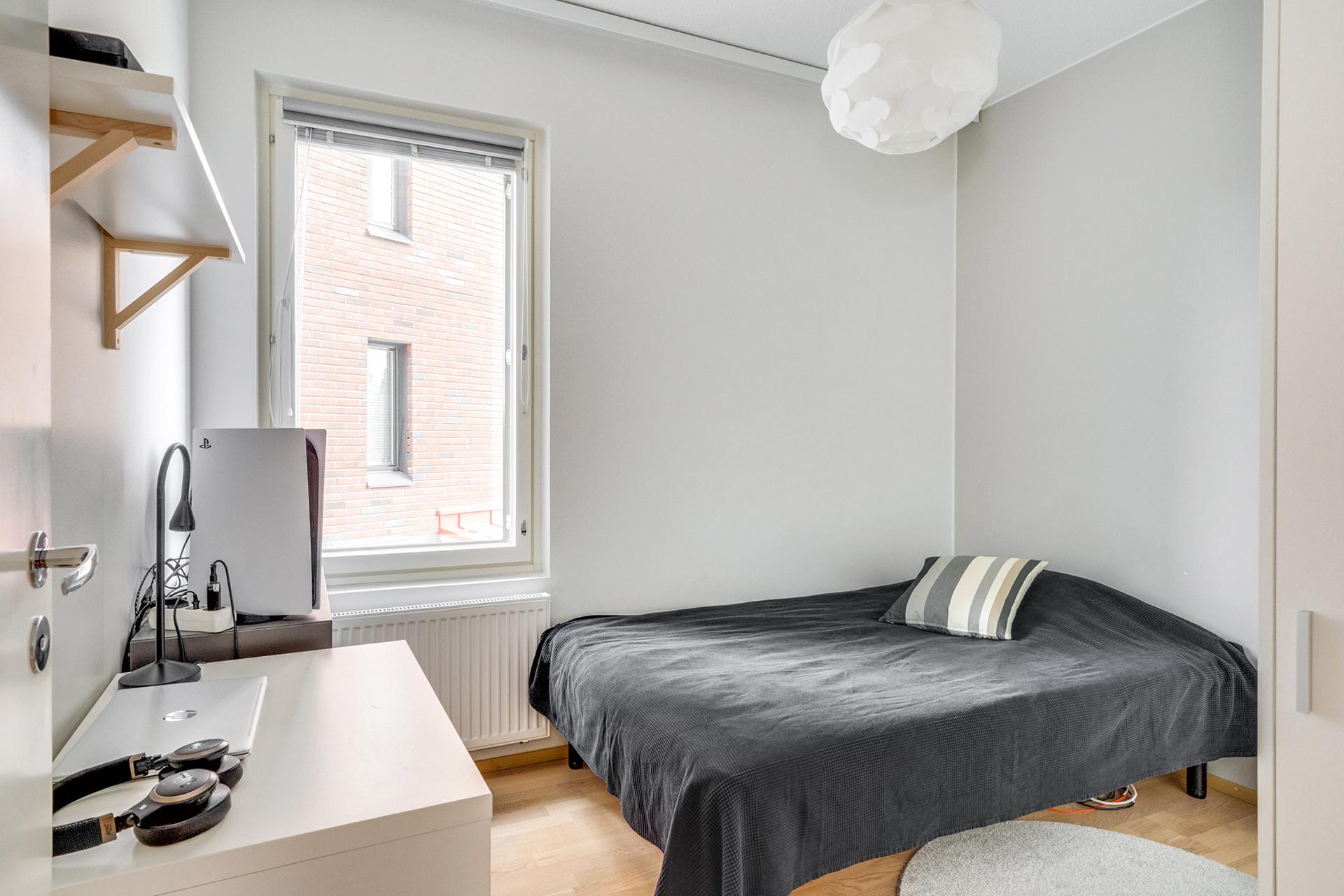 Makuuhuone 2, kaapisto oikealla