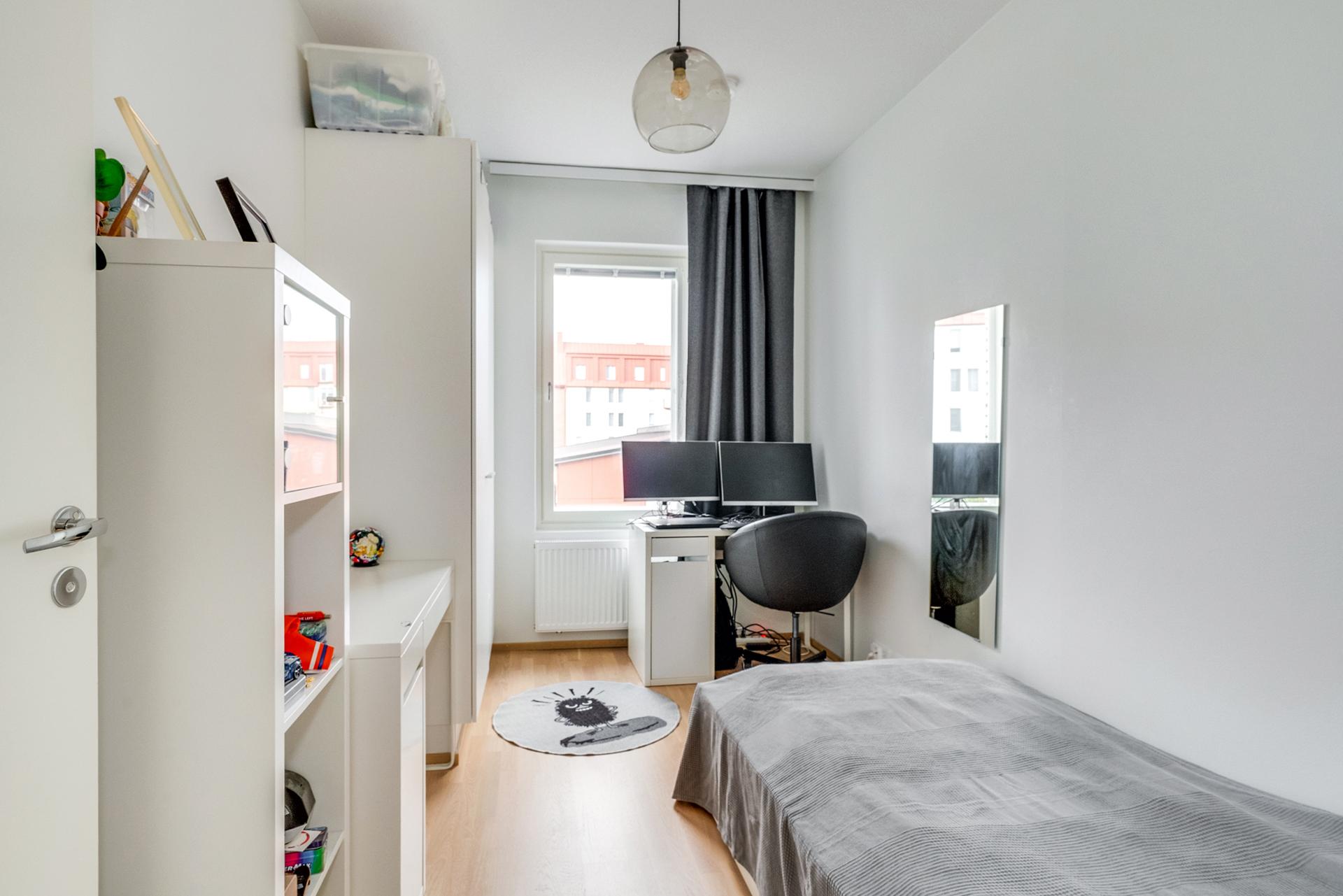 Makuuhuone 3, kaapisto vasemmalla