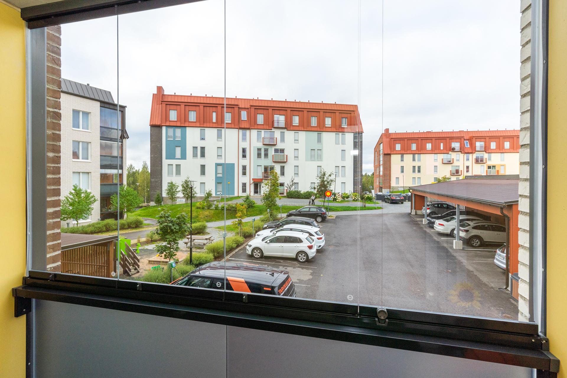 Lasitetulta parvekkeelta on näkymät sisäpihalle ja ilta-aurinkoon