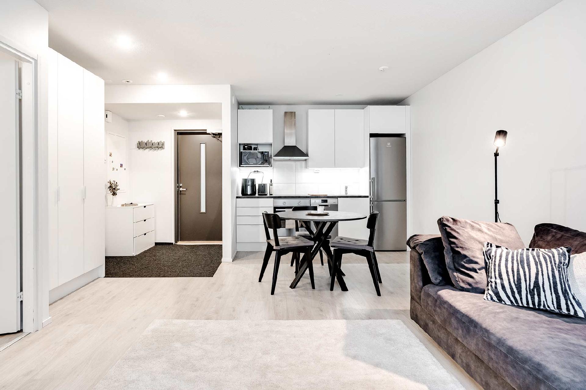 Sisustusta helpottaa avara tila, johon voit yhdistää helposti olohuoneen ja ruokailutilan.