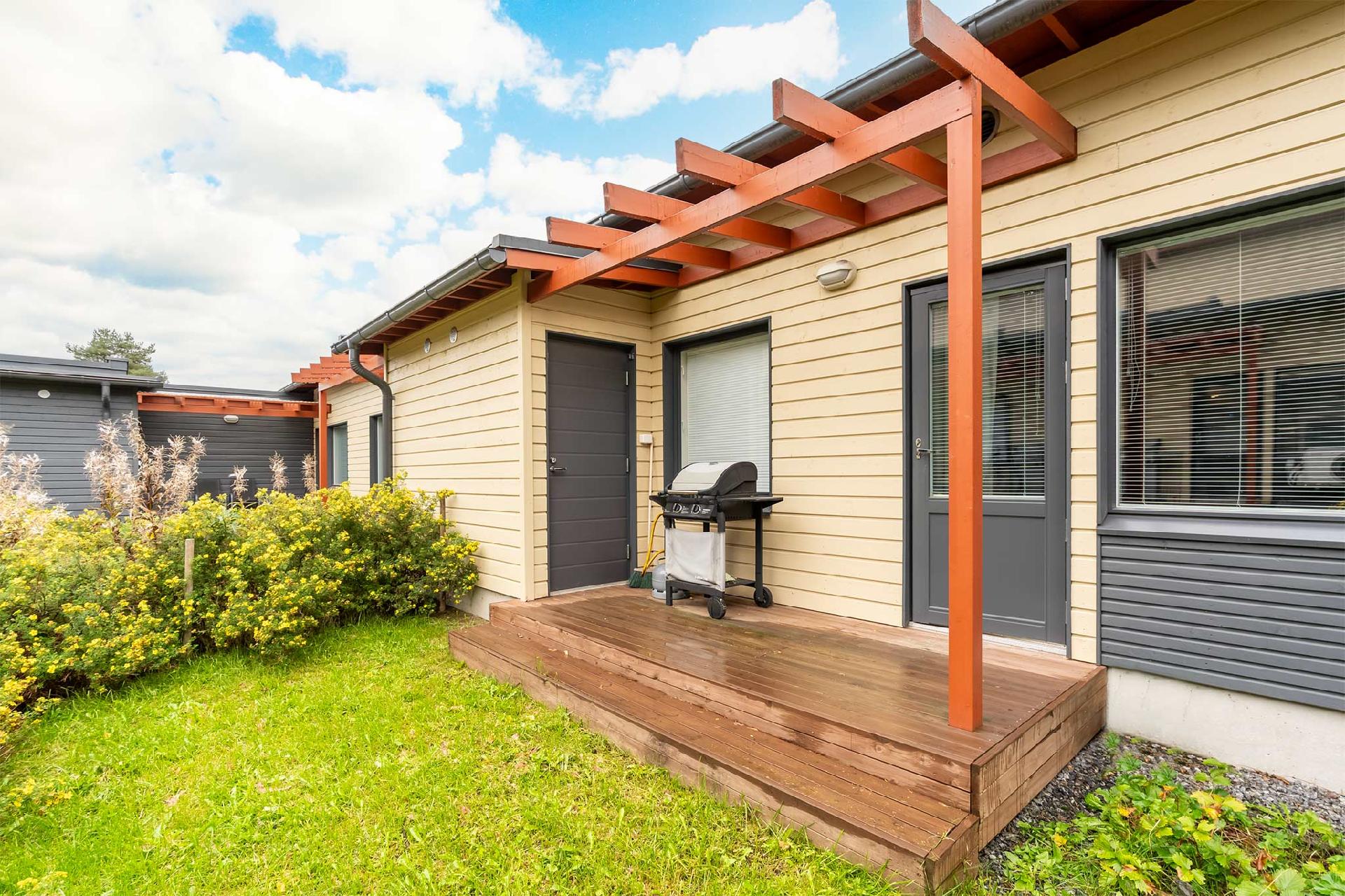 Oma pieni piha ja terassi!