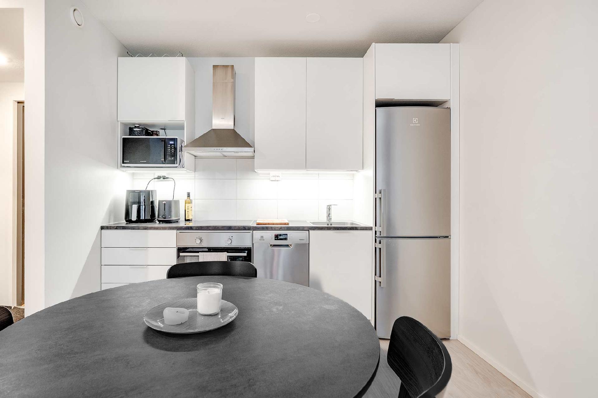 Moderni keittiö helpottaa arjen kokkailuja.