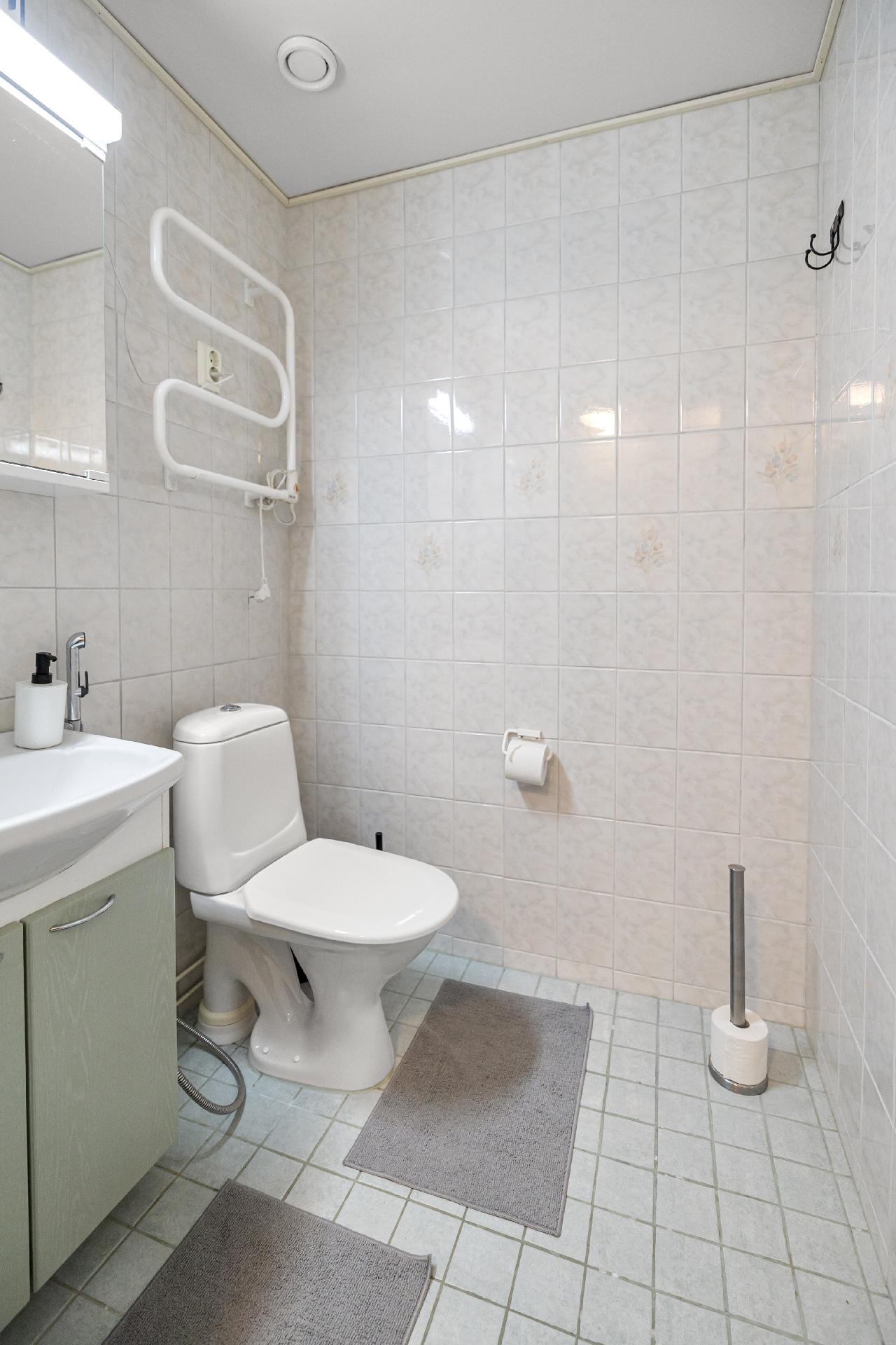 Yläkerran erillinen wc