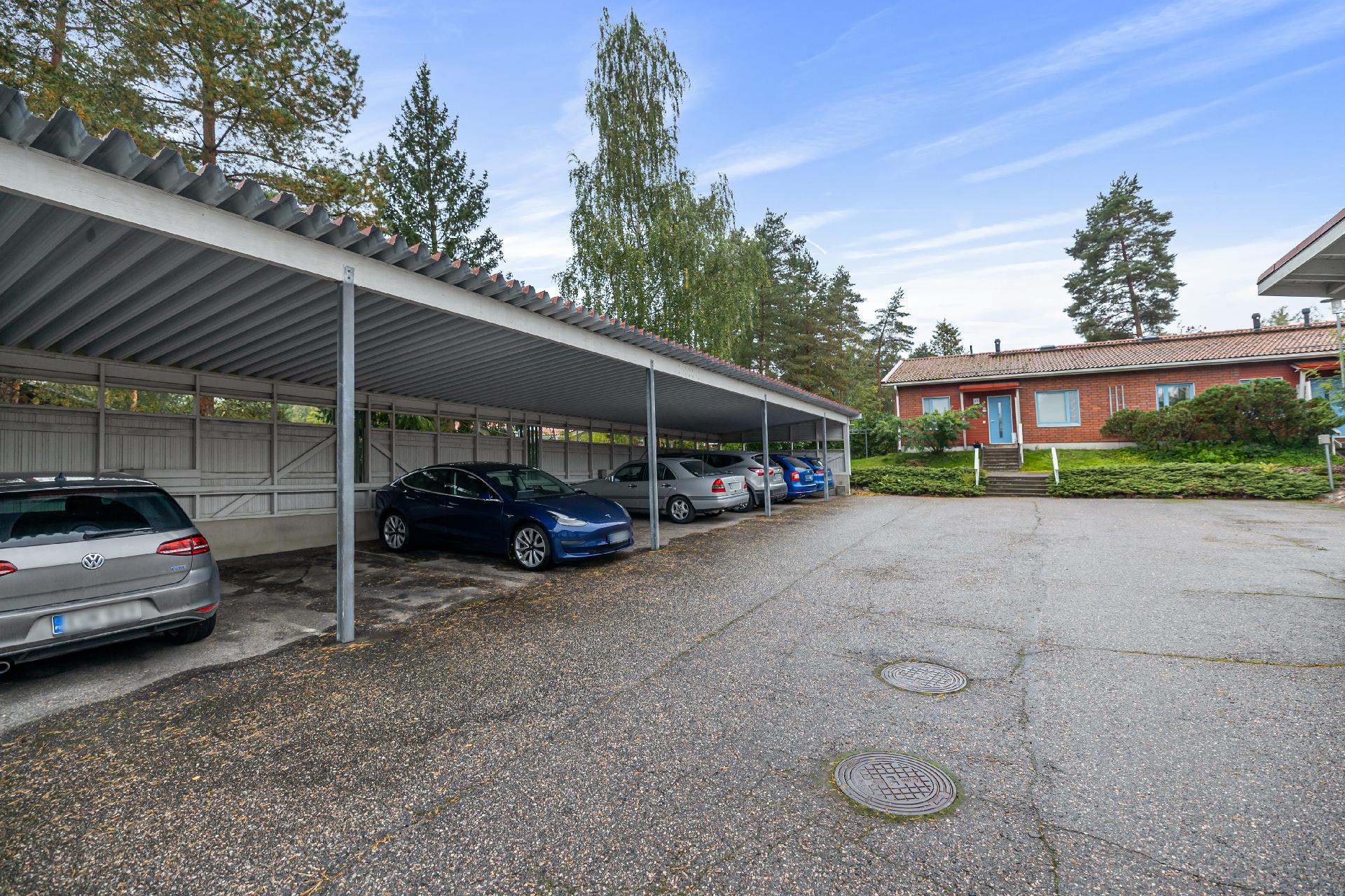 Jokaiselle huoneistolle on oma autokatospaikka