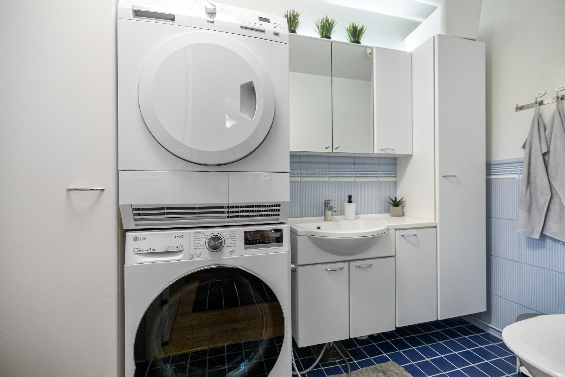 Alakerran erillisessä wc:ssä on paikka pesutornille