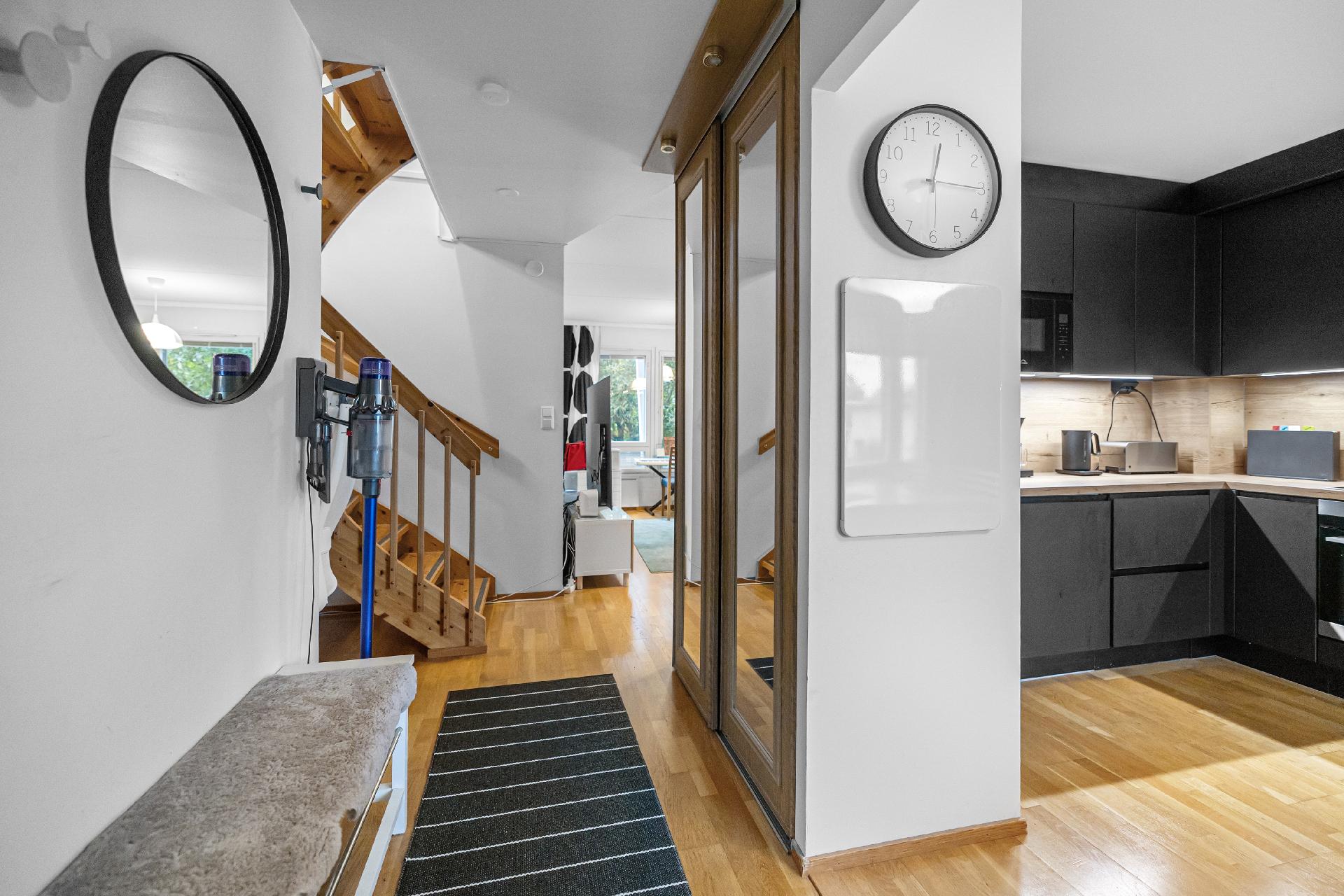 Eteisessä on kaapistot