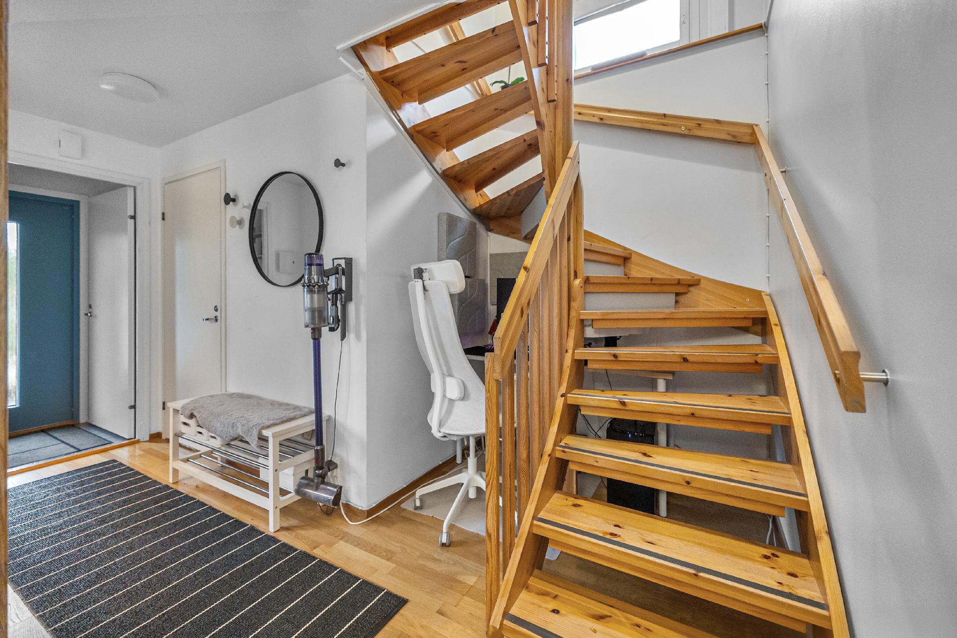 Portaikon alle saa näppärästi toteutettua vaikka etätyöpisteen!